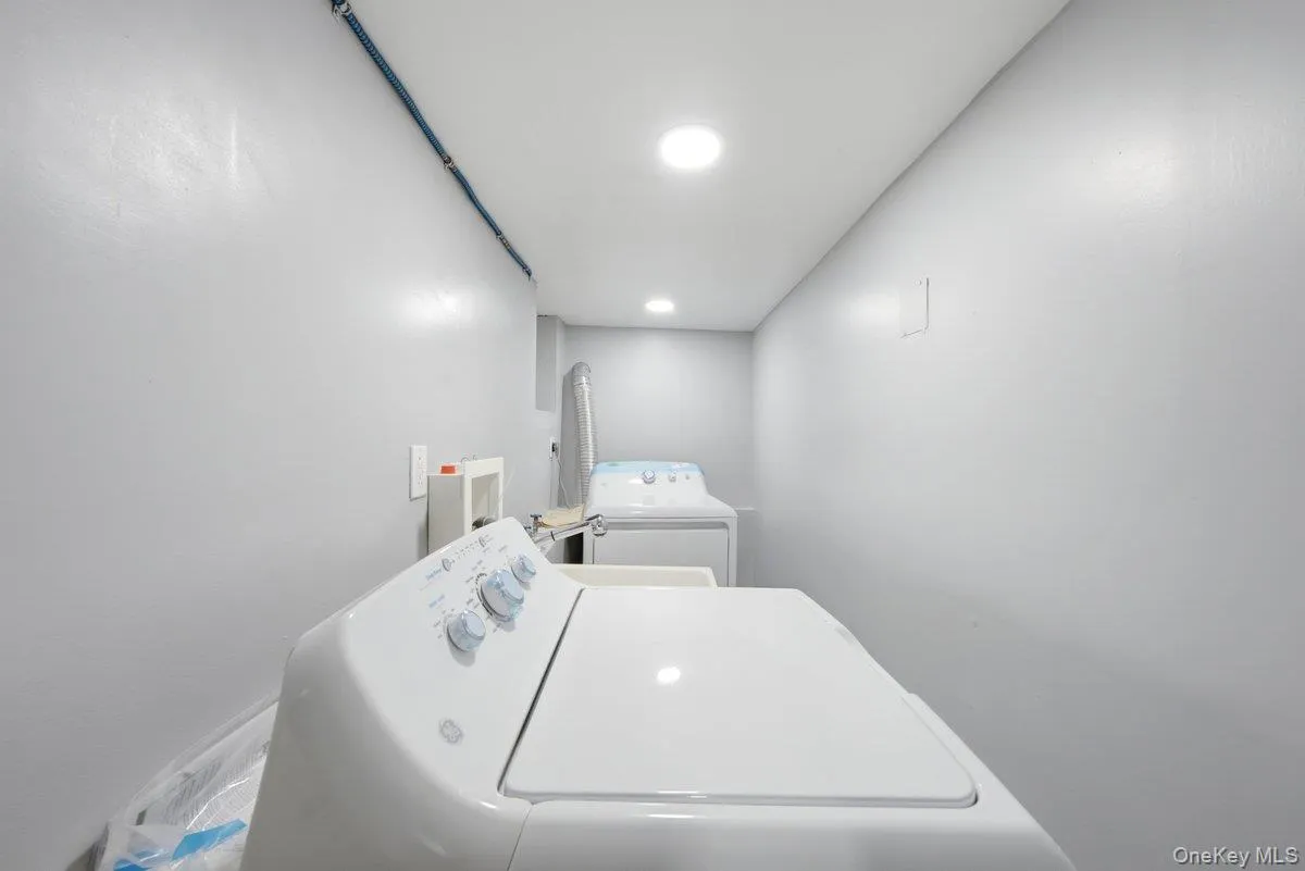 1328 Teller Avenue, New York, NY, 4 Bedrooms Bedrooms, 8 Rooms Rooms,3 BathroomsBathrooms,Residential,For Rent,Teller,0,1017178 1328 Teller Avenue, New York, NY, 4 Bedrooms Bedrooms, 8 Rooms Rooms,3 BathroomsBathrooms,Residential,For Rent,Teller,0,1017178