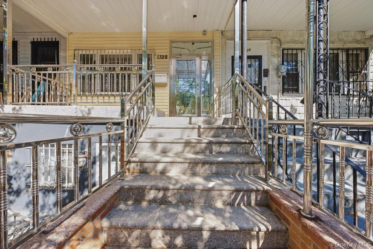 1328 Teller Avenue, New York, NY, 4 Bedrooms Bedrooms, 8 Rooms Rooms,3 BathroomsBathrooms,Residential,For Rent,Teller,0,1017178 1328 Teller Avenue, New York, NY, 4 Bedrooms Bedrooms, 8 Rooms Rooms,3 BathroomsBathrooms,Residential,For Rent,Teller,0,1017178
