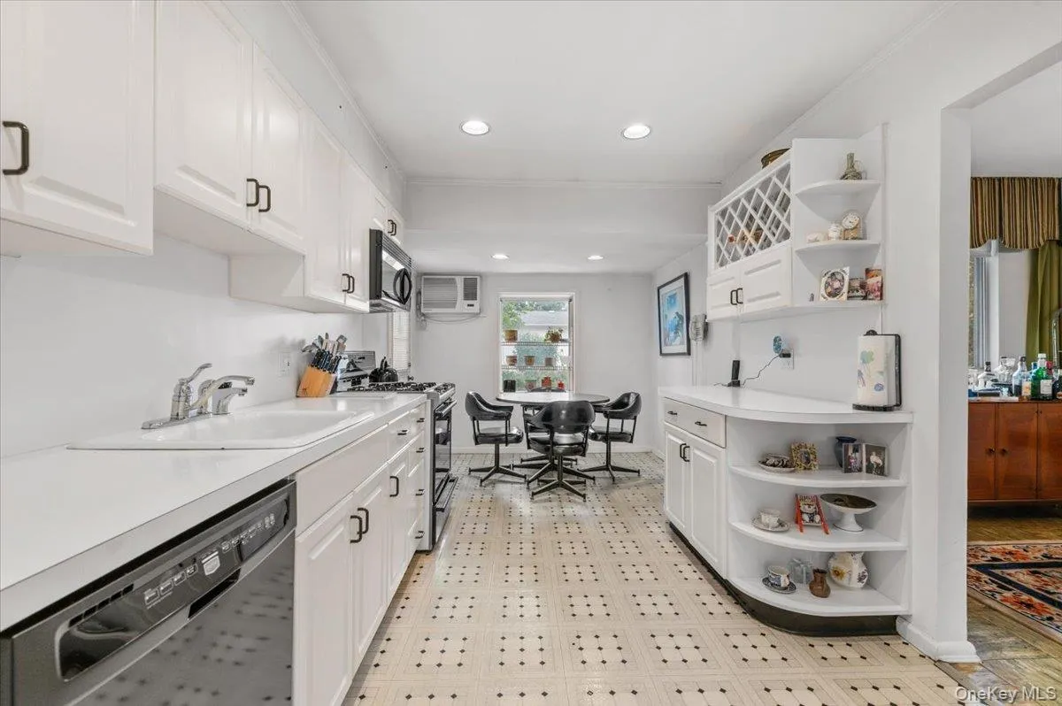 279 Kentucky Avenue, Oyster Bay, NY, 3 Bedrooms Bedrooms, 7 Rooms Rooms,2 BathroomsBathrooms,Residential,For Rent,Kentucky,0,KEY1017183 279 Kentucky Avenue, Oyster Bay, NY, 3 Bedrooms Bedrooms, 7 Rooms Rooms,2 BathroomsBathrooms,Residential,For Rent,Kentucky,0,KEY1017183