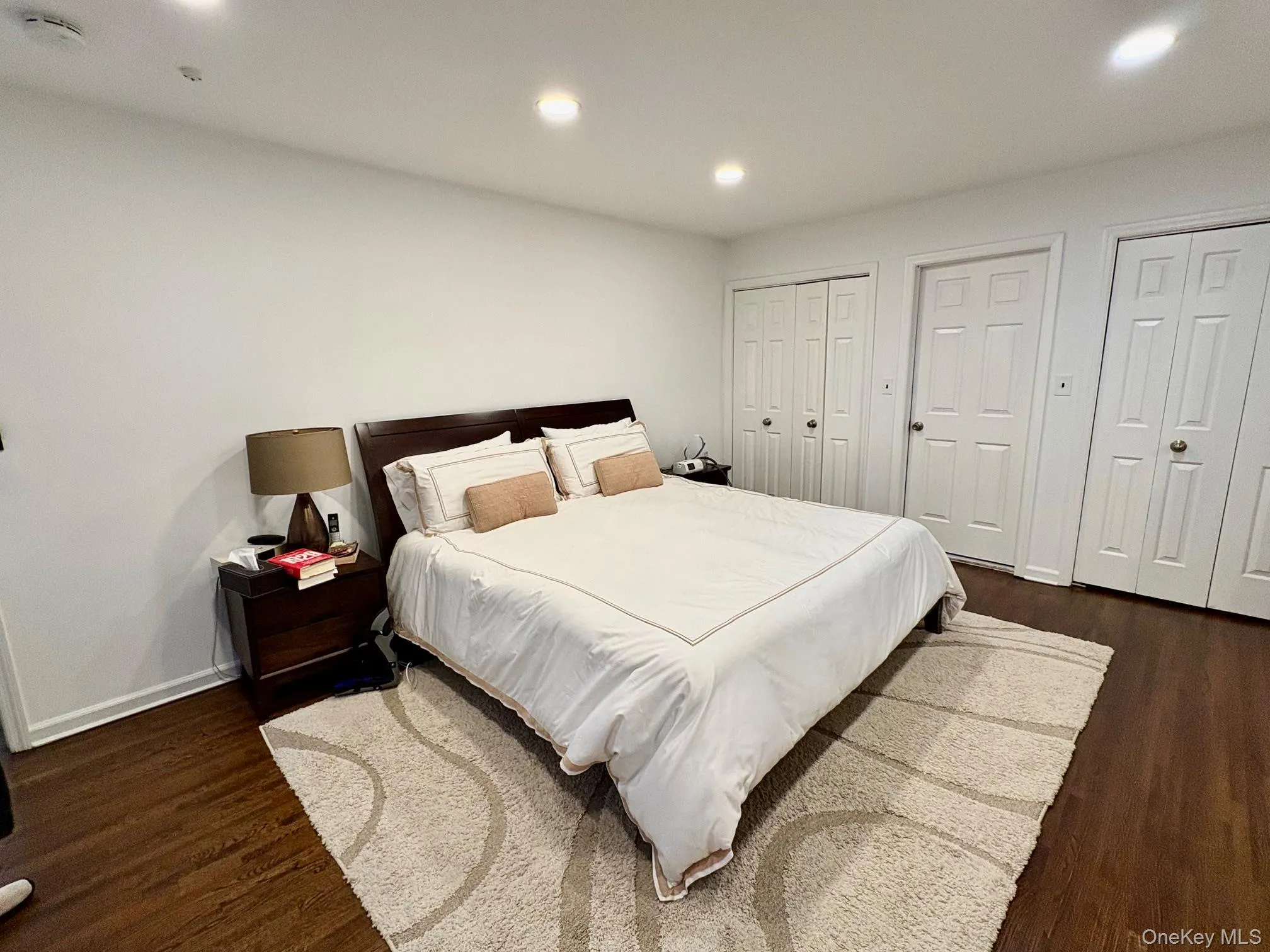 Primary bedroom with fireplace and en-suite bathroom. Primary bedroom with fireplace and en-suite bathroom.