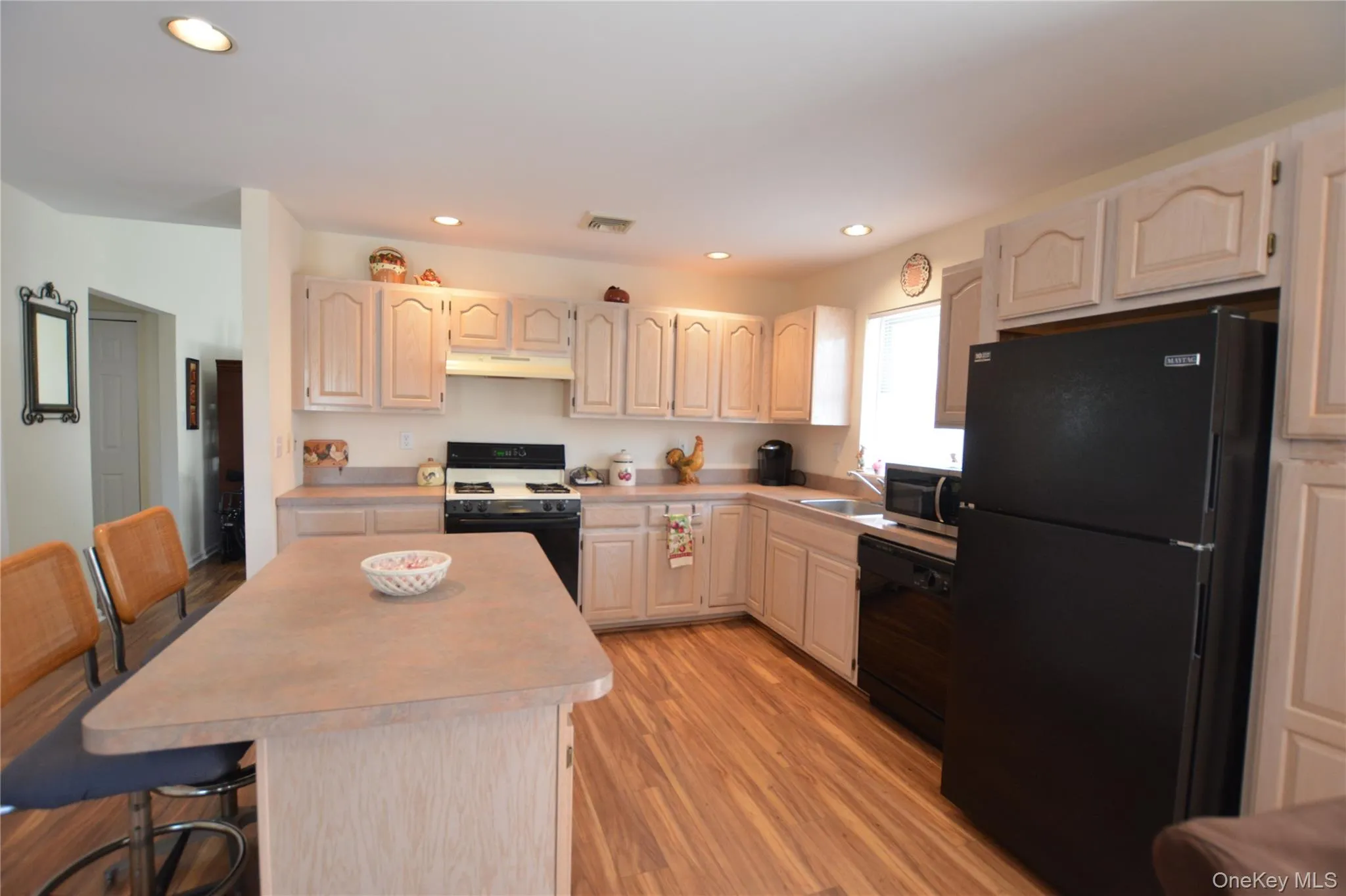 Spacious eat-in-kitchen Spacious eat-in-kitchen
