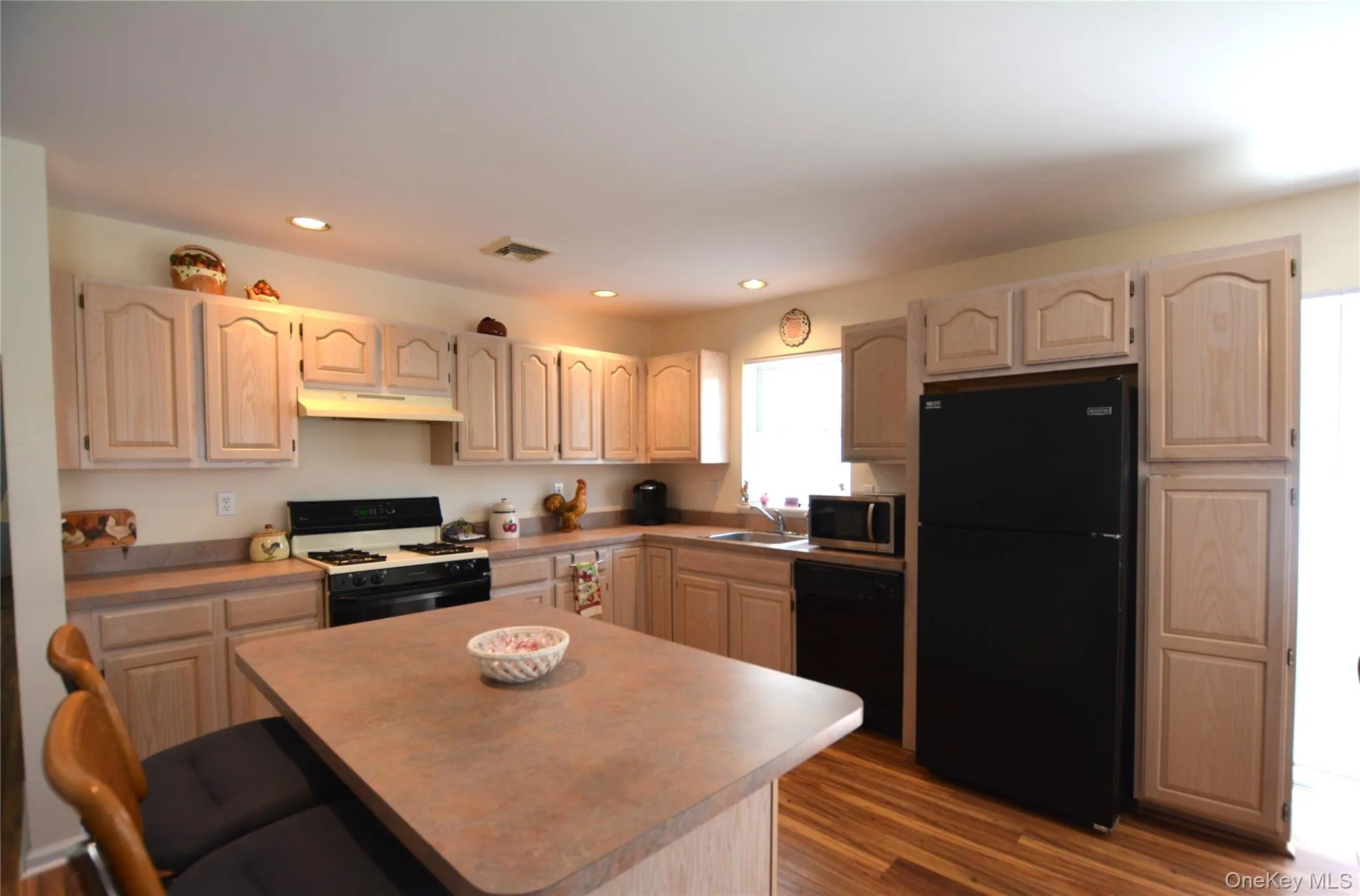 Eat-in-kitchen Eat-in-kitchen