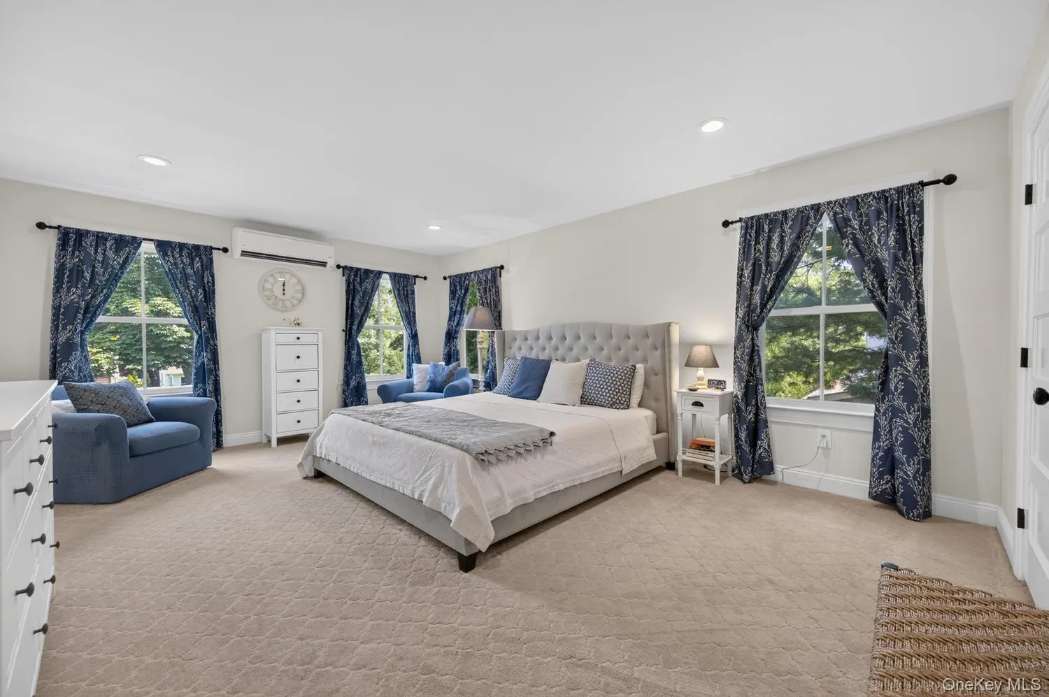 With walk-in closet. With walk-in closet.