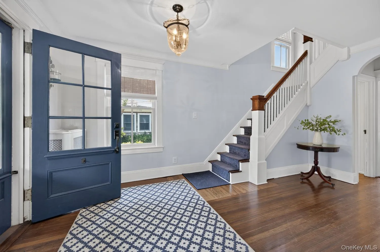 Provides entrance to the living room. Provides entrance to the living room.