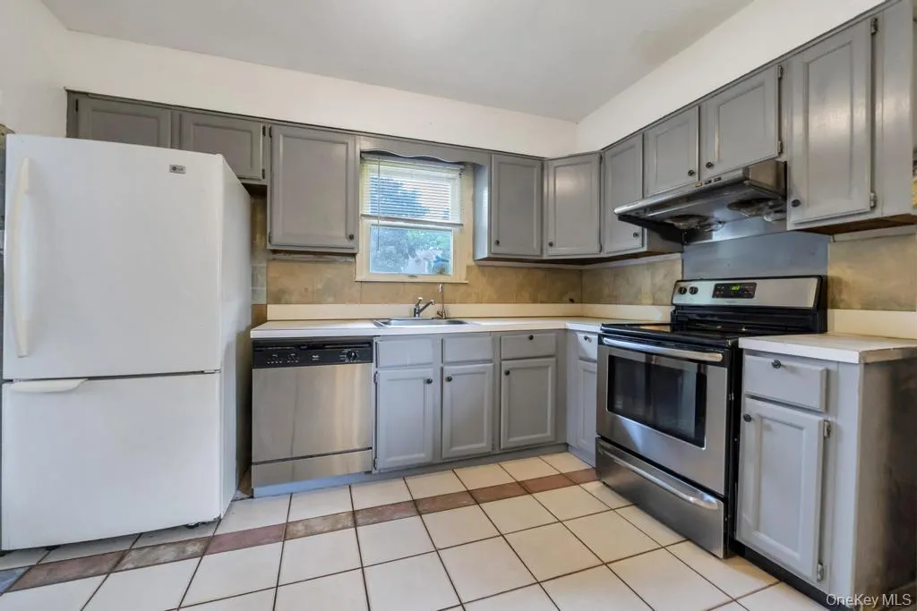 90 Pinewood Drive, Brookhaven, NY, 3 Bedrooms Bedrooms, 6 Rooms Rooms,1 BathroomBathrooms,Residential,For Rent,Pinewood,0,1017294 90 Pinewood Drive, Brookhaven, NY, 3 Bedrooms Bedrooms, 6 Rooms Rooms,1 BathroomBathrooms,Residential,For Rent,Pinewood,0,1017294