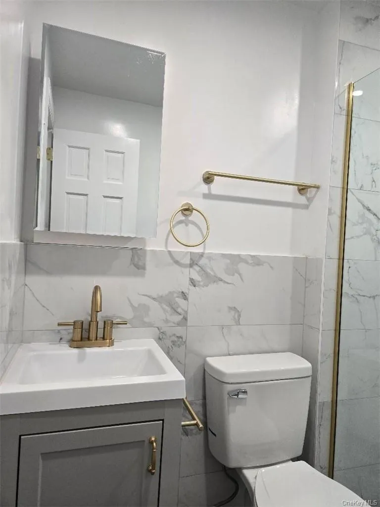 Another view of the Stunning Bathroom! Another view of the Stunning Bathroom!