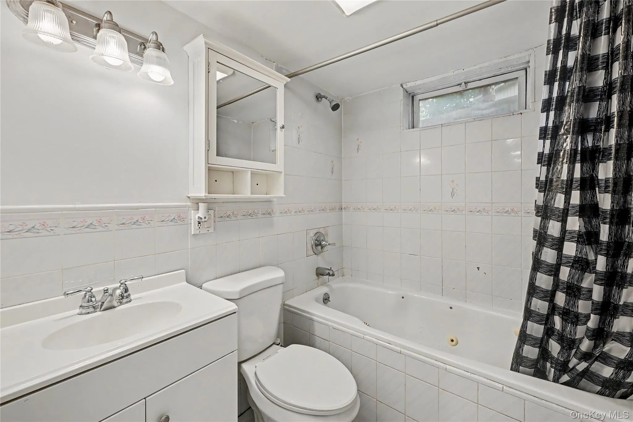 Lower level full bath. Lower level full bath.