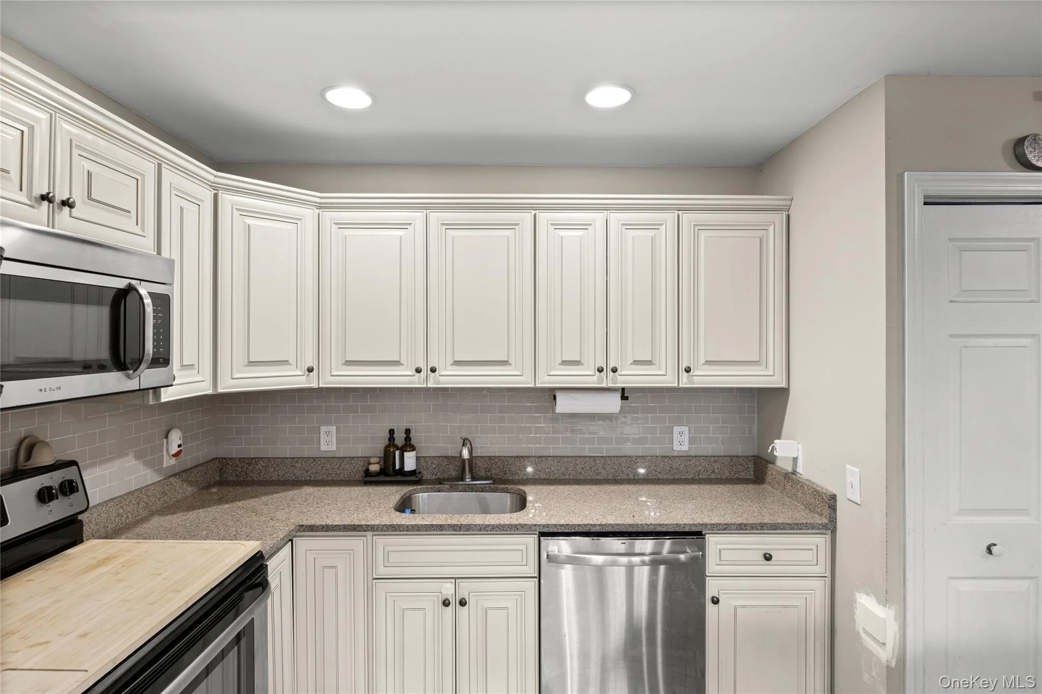 30 Elm Street, Oyster Bay, NY, 3 Bedrooms Bedrooms, 5 Rooms Rooms,1 BathroomBathrooms,Residential,For Rent,Elm,0,1017331 30 Elm Street, Oyster Bay, NY, 3 Bedrooms Bedrooms, 5 Rooms Rooms,1 BathroomBathrooms,Residential,For Rent,Elm,0,1017331