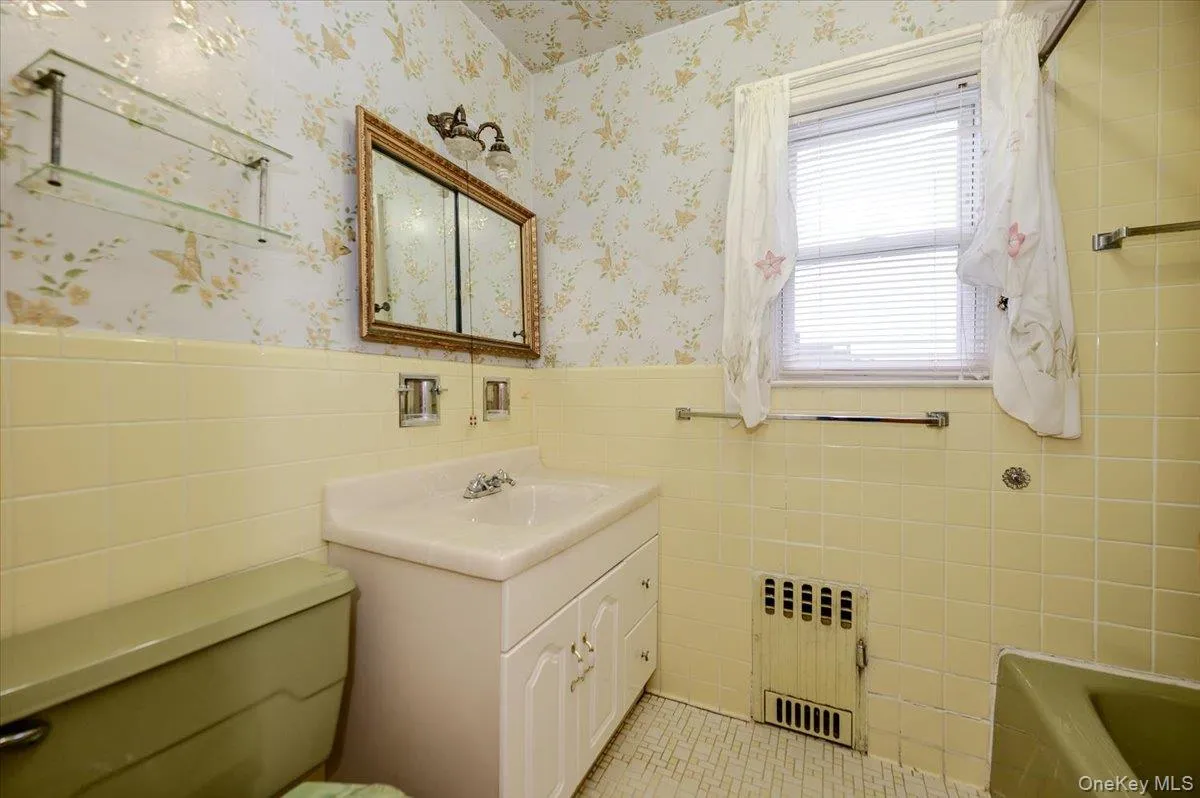 4634 Iris Lane, North Hempstead, NY, 3 Bedrooms Bedrooms, 7 Rooms Rooms,1 BathroomBathrooms,Residential,For Rent,Iris,0,1017337 4634 Iris Lane, North Hempstead, NY, 3 Bedrooms Bedrooms, 7 Rooms Rooms,1 BathroomBathrooms,Residential,For Rent,Iris,0,1017337