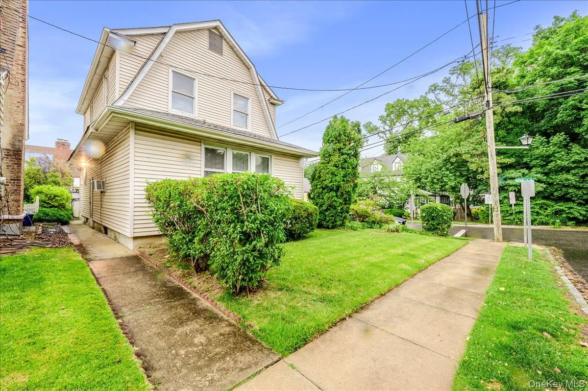 4634 Iris Lane, North Hempstead, NY, 3 Bedrooms Bedrooms, 7 Rooms Rooms,1 BathroomBathrooms,Residential,For Rent,Iris,0,1017337 4634 Iris Lane, North Hempstead, NY, 3 Bedrooms Bedrooms, 7 Rooms Rooms,1 BathroomBathrooms,Residential,For Rent,Iris,0,1017337