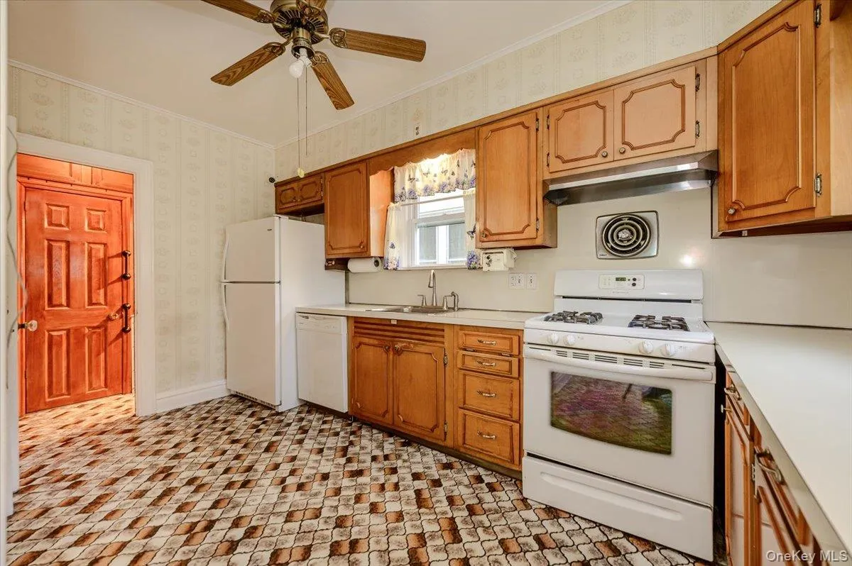 4634 Iris Lane, North Hempstead, NY, 3 Bedrooms Bedrooms, 7 Rooms Rooms,1 BathroomBathrooms,Residential,For Rent,Iris,0,1017337 4634 Iris Lane, North Hempstead, NY, 3 Bedrooms Bedrooms, 7 Rooms Rooms,1 BathroomBathrooms,Residential,For Rent,Iris,0,1017337