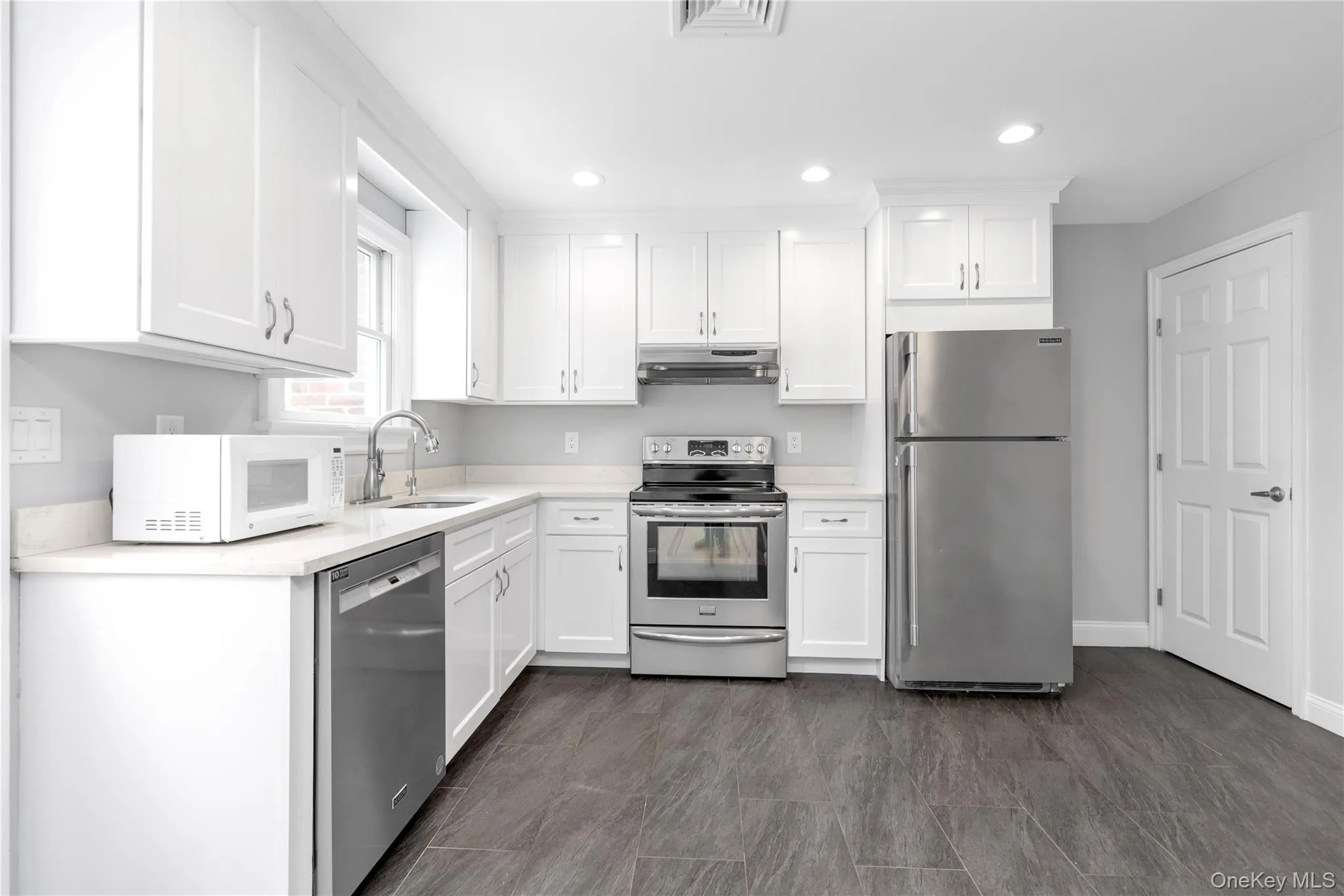 38 Dunes Lane, North Hempstead, NY, 3 Bedrooms Bedrooms, 6 Rooms Rooms,1 BathroomBathrooms,Residential Lease,For Rent,Dunes,0,1017385 38 Dunes Lane, North Hempstead, NY, 3 Bedrooms Bedrooms, 6 Rooms Rooms,1 BathroomBathrooms,Residential Lease,For Rent,Dunes,0,1017385