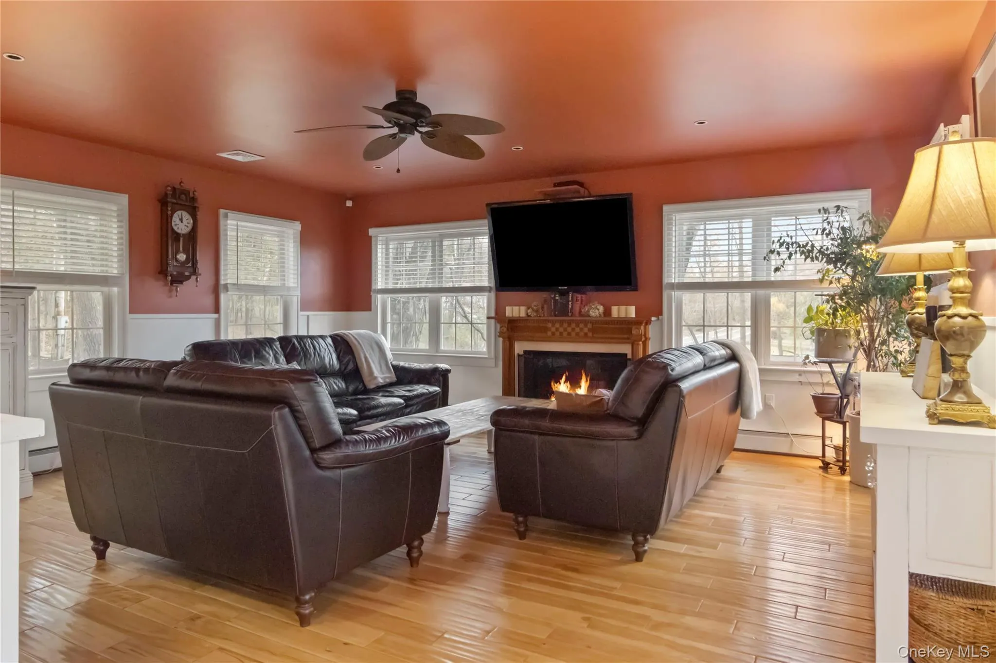 Hard wood floors,lots of windows for natural light and propane fireplace Hard wood floors,lots of windows for natural light and propane fireplace