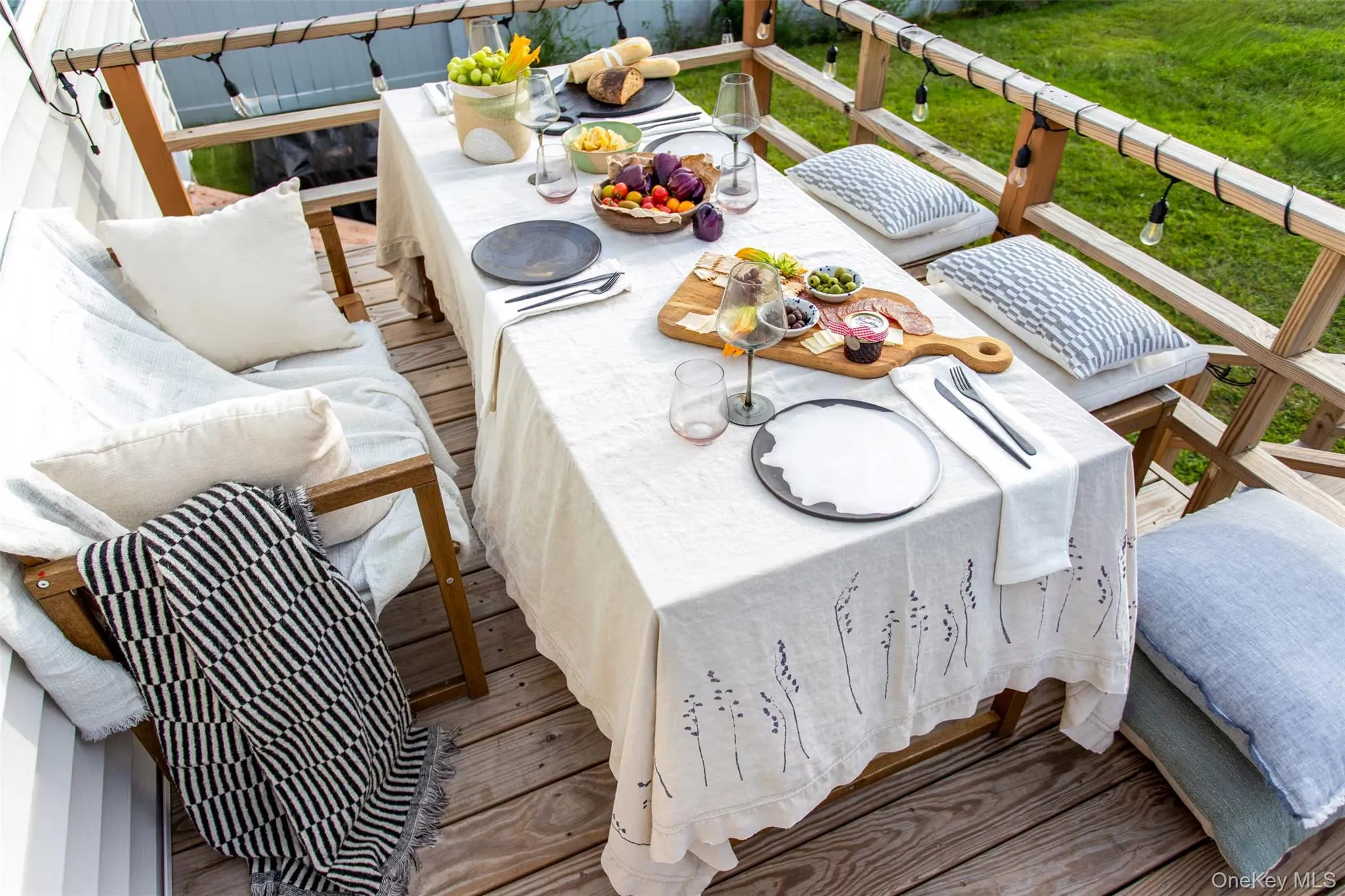 Dining al fresco, in the comfort and convenience of home. Dining al fresco, in the comfort and convenience of home.