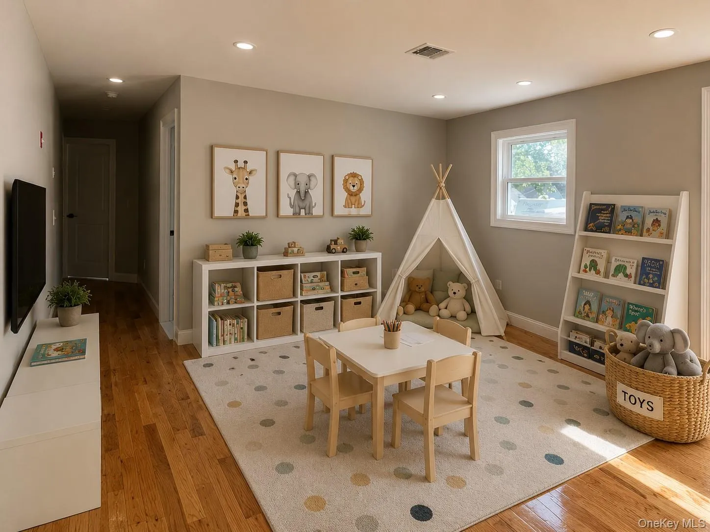 Virtually staged / digitally enhanced to showcase the property's potential Virtually staged / digitally enhanced to showcase the property's potential
