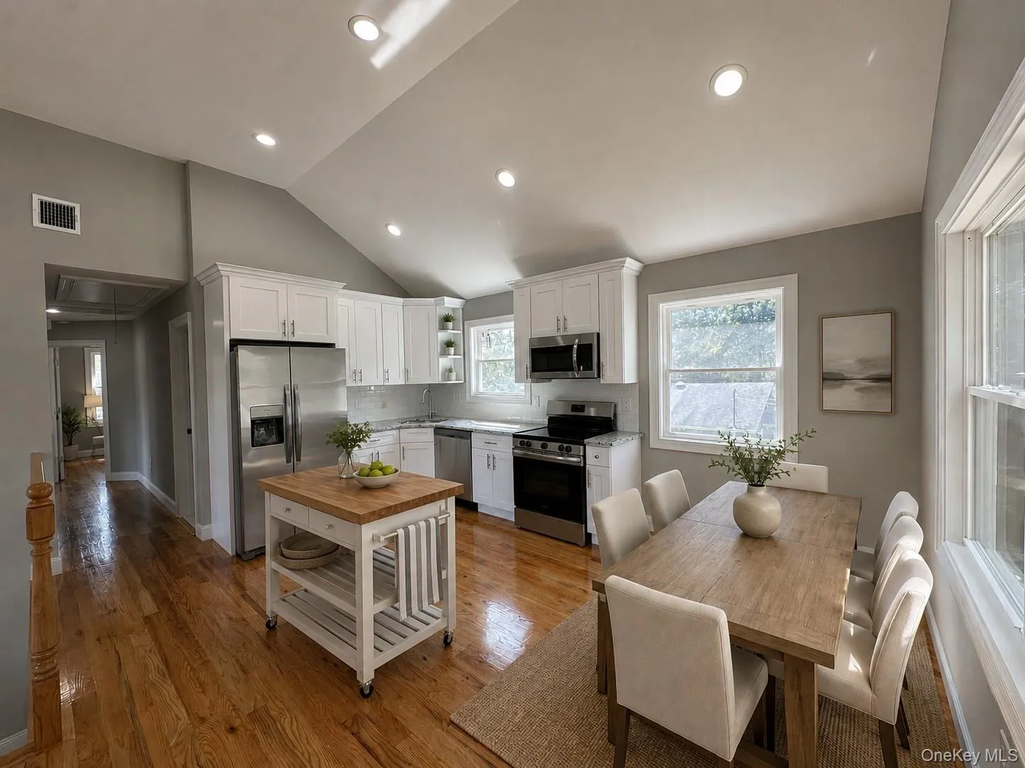 Virtually staged / digitally enhanced to showcase the property's potential Virtually staged / digitally enhanced to showcase the property's potential