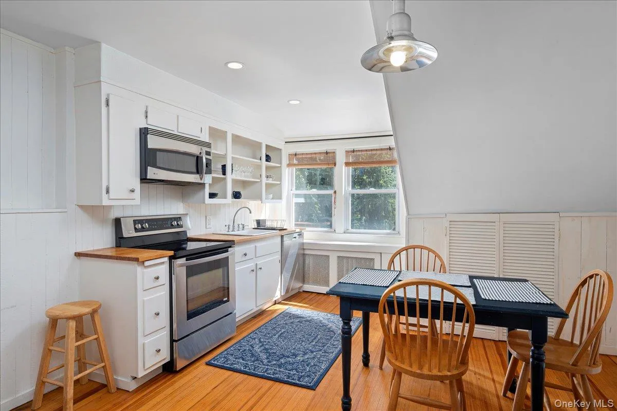 11 Cherry Avenue, Mamaroneck, NY, 2 Bedrooms Bedrooms, 5 Rooms Rooms,1 BathroomBathrooms,Residential Lease,For Rent,Cherry,0,KEY1017448 11 Cherry Avenue, Mamaroneck, NY, 2 Bedrooms Bedrooms, 5 Rooms Rooms,1 BathroomBathrooms,Residential Lease,For Rent,Cherry,0,KEY1017448