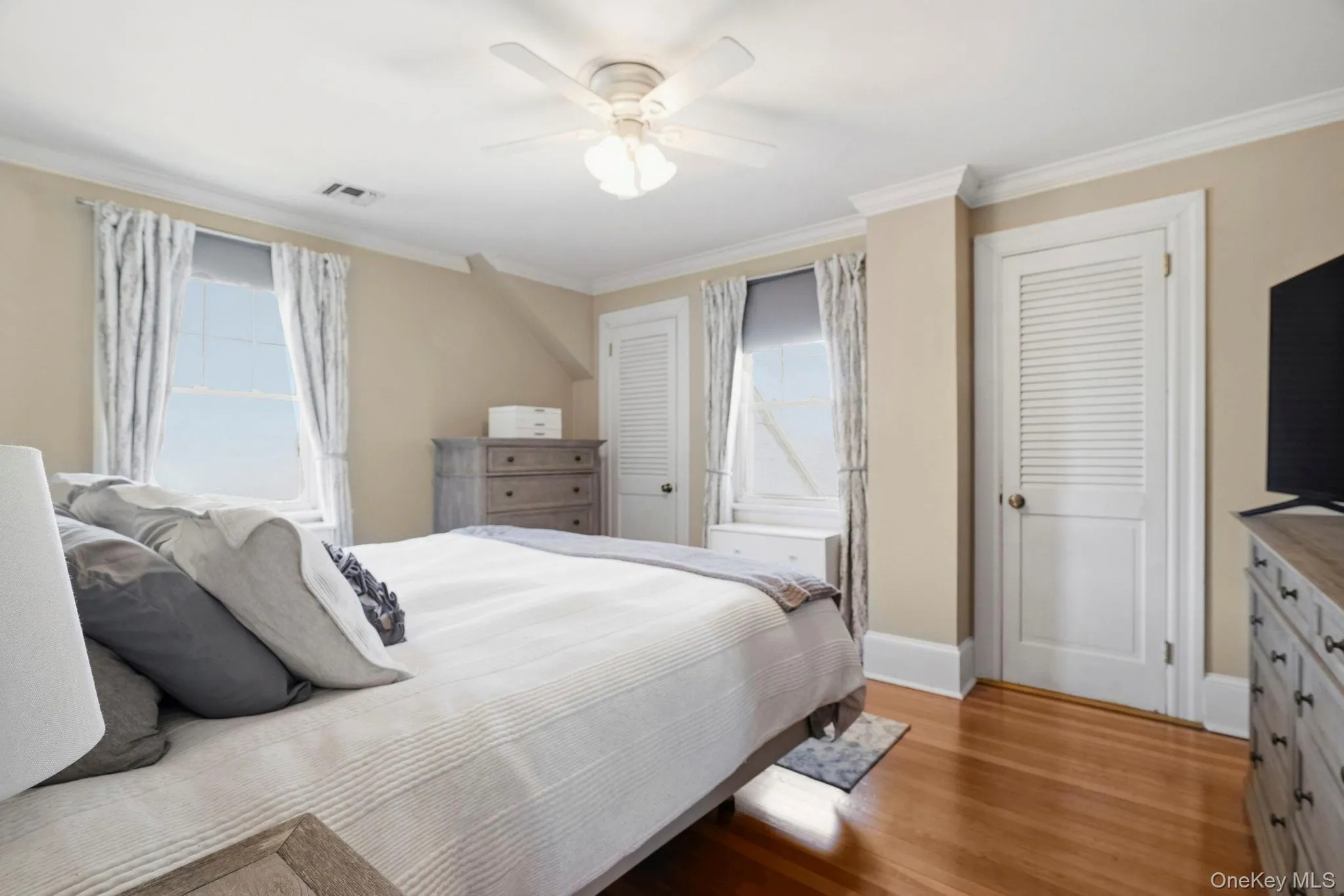 Spacious primary bedoom Spacious primary bedoom