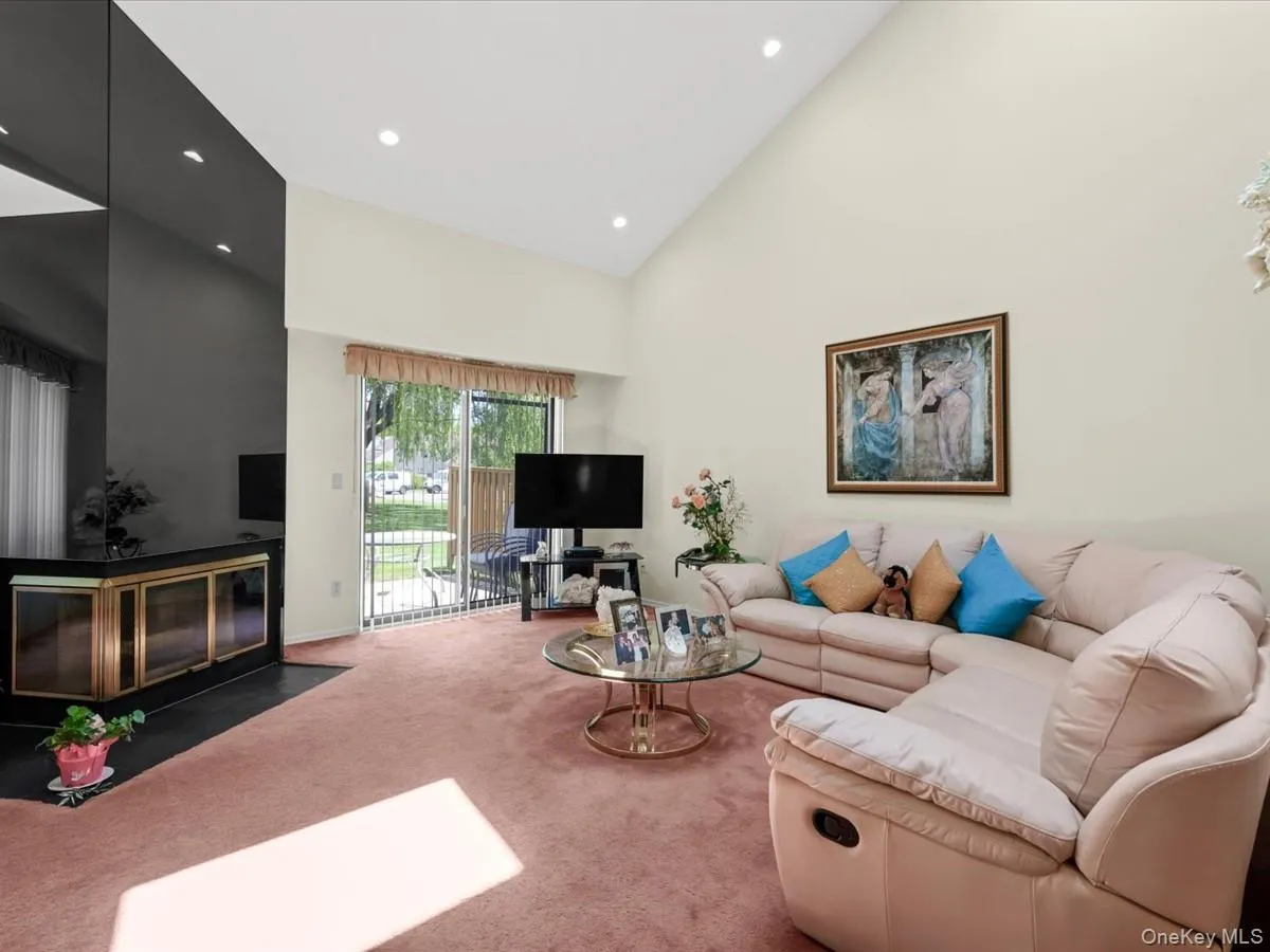 181 North Lane, Smithtown, NY, 2 Bedrooms Bedrooms, 7 Rooms Rooms,2 BathroomsBathrooms,Residential,For Rent,North,0,KEY1017473 181 North Lane, Smithtown, NY, 2 Bedrooms Bedrooms, 7 Rooms Rooms,2 BathroomsBathrooms,Residential,For Rent,North,0,KEY1017473