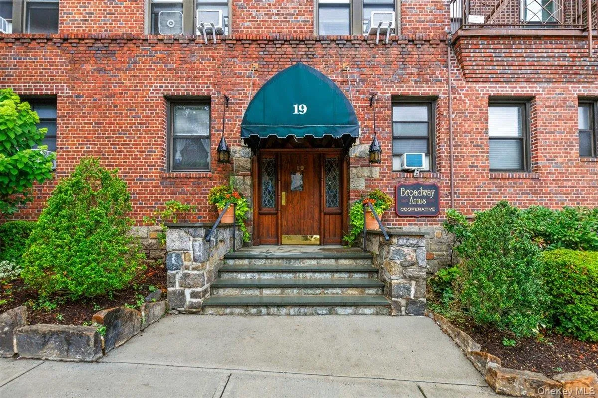Well maintained front entrance. Well maintained front entrance.