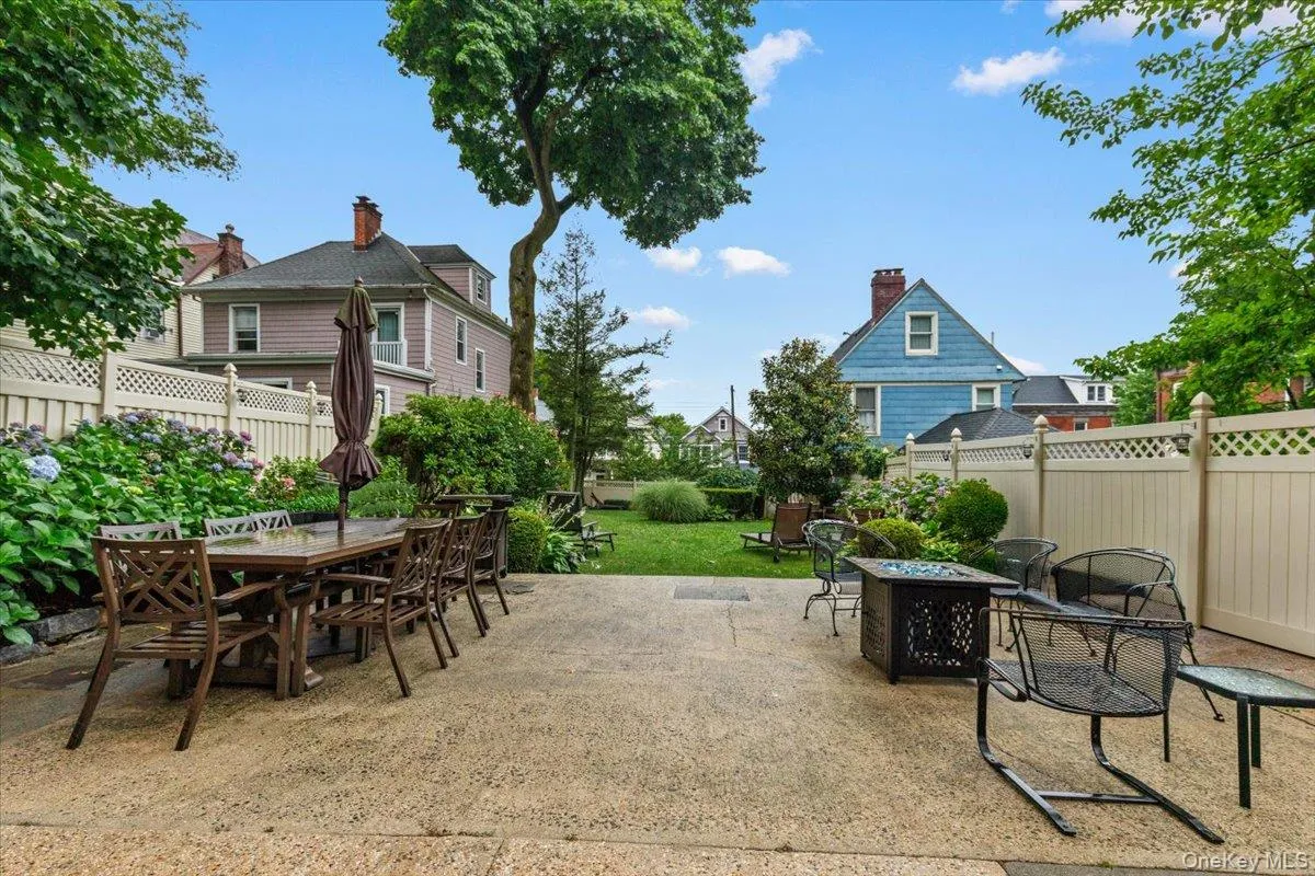 Reserve the patio to entertain and BBQ. Reserve the patio to entertain and BBQ.