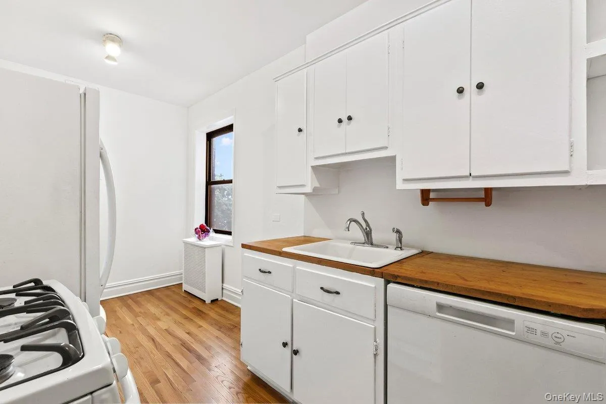 Eat-in-kitchen. Eat-in-kitchen.