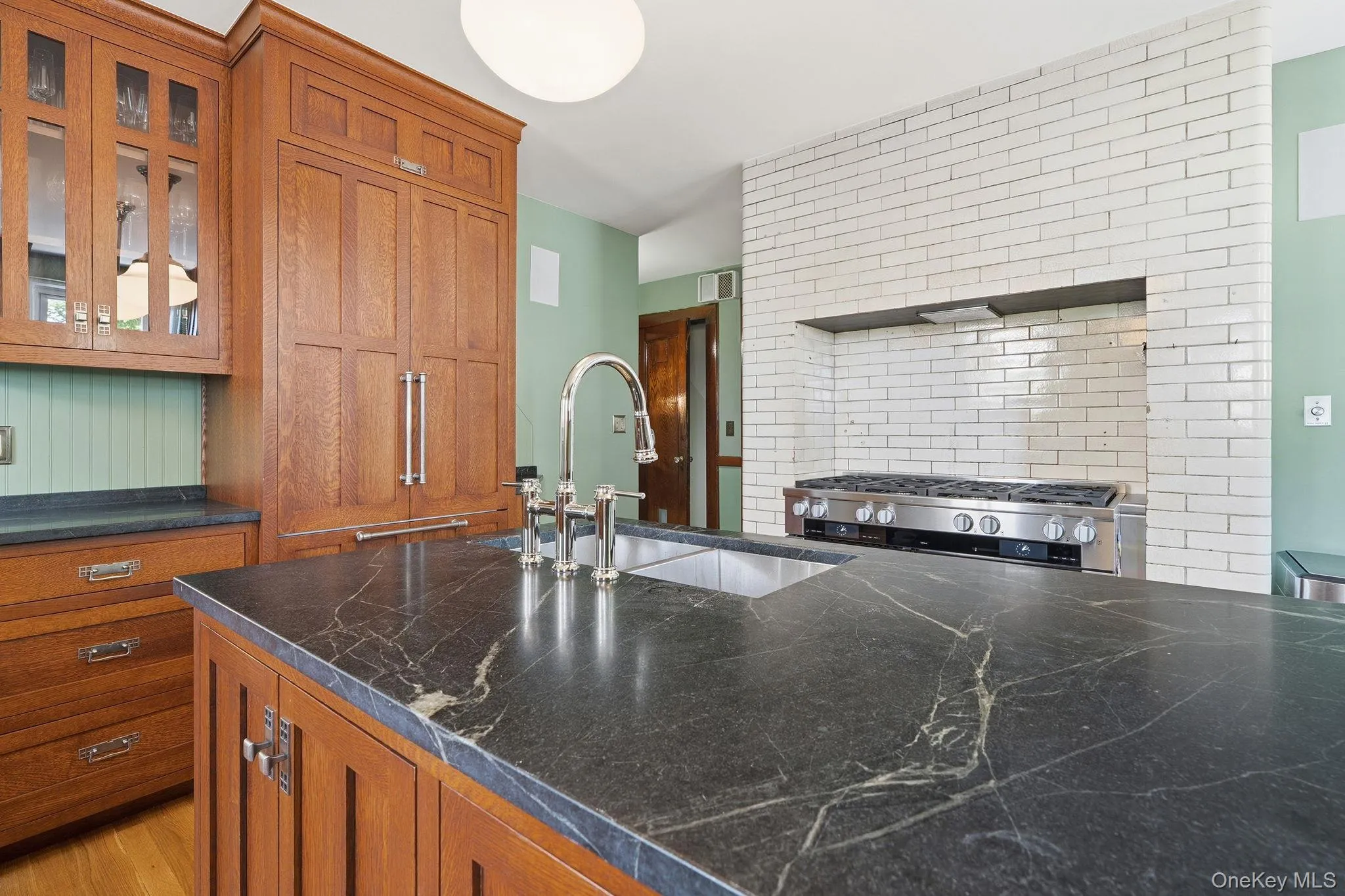 A kitchen designed for serious cooking and effortless entertaining. A kitchen designed for serious cooking and effortless entertaining.