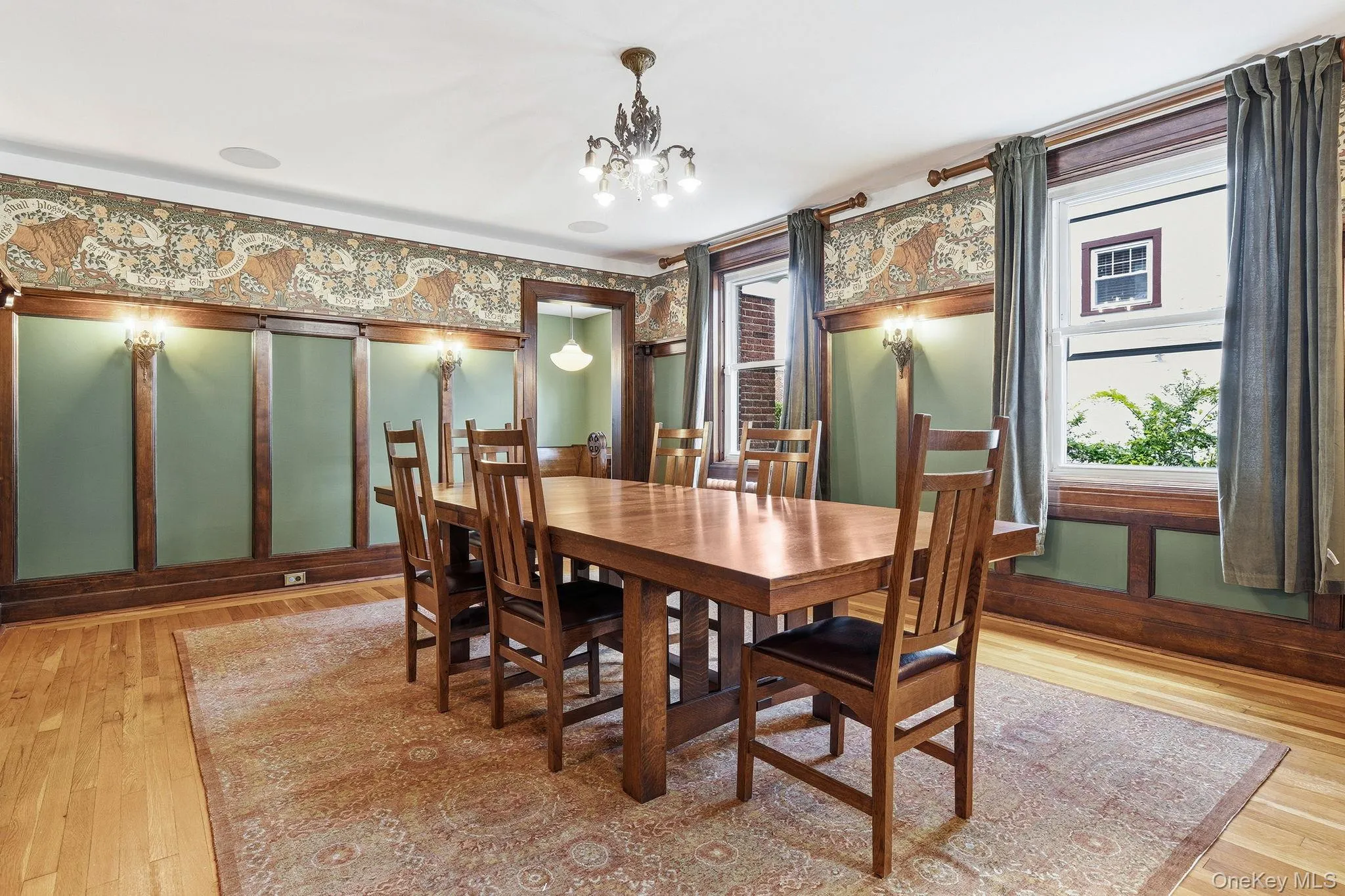 Host unforgettable dinners in a room made for celebration. Host unforgettable dinners in a room made for celebration.