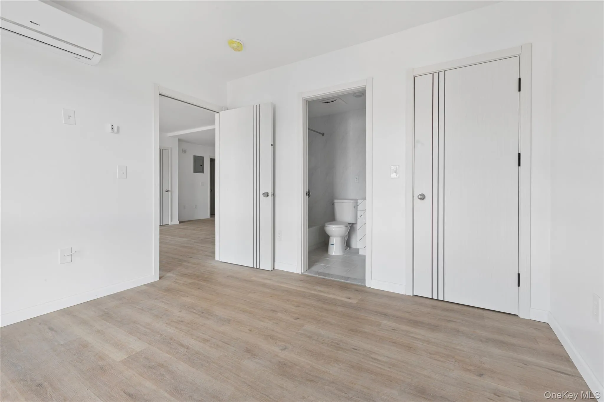 Features Walk-in Closet and Private Bath Features Walk-in Closet and Private Bath