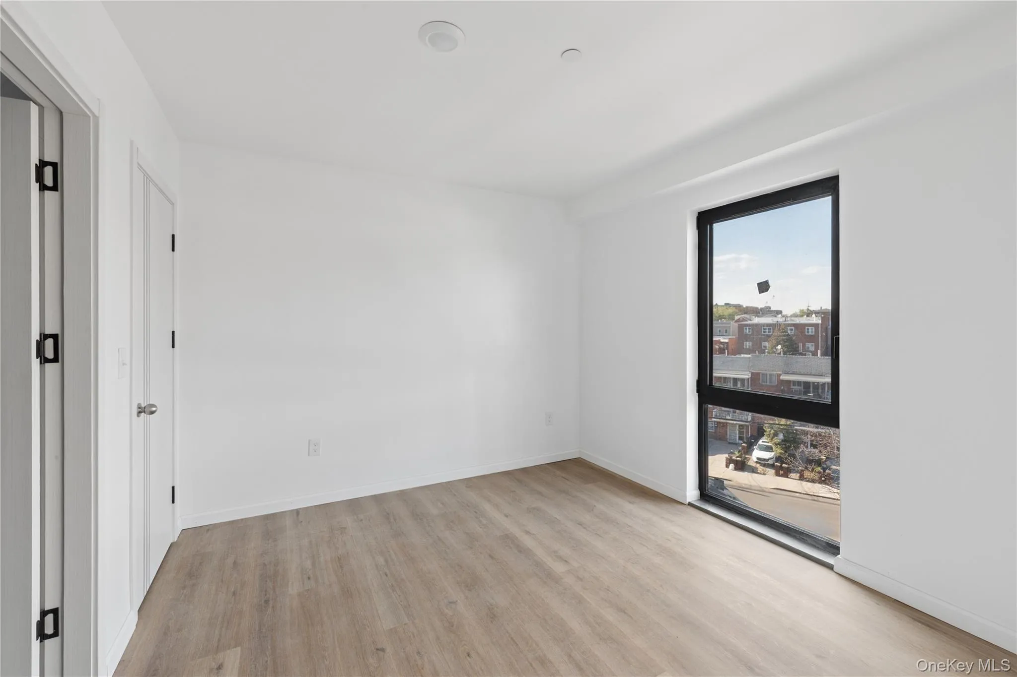 Features Walk-in Closet and Private Bath Features Walk-in Closet and Private Bath