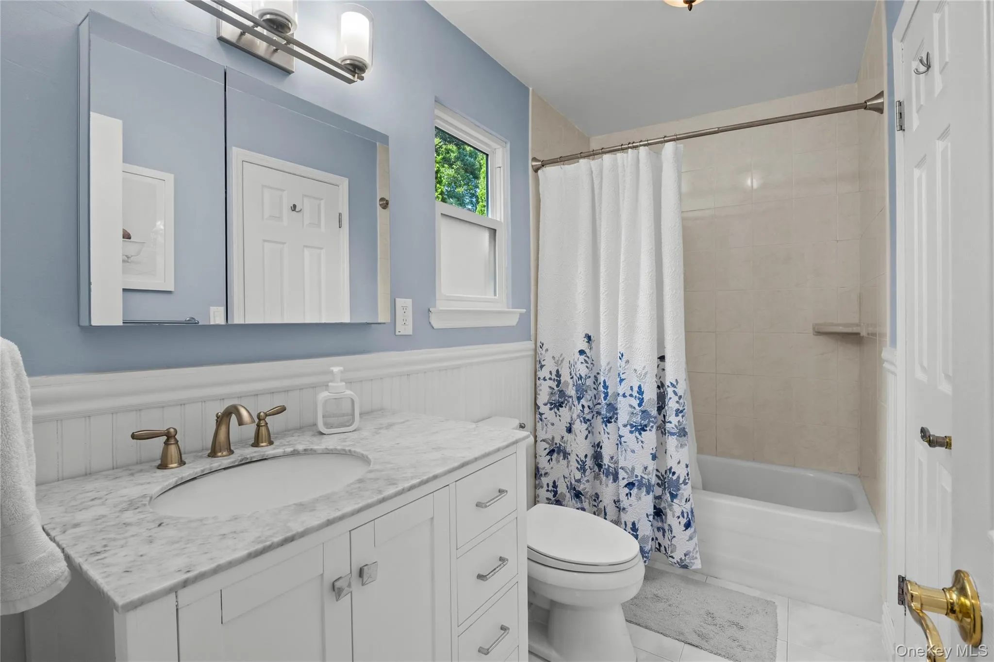Full hall bath with tub shower, updated vanity and ensuite access to bedroom 4 Full hall bath with tub shower, updated vanity and ensuite access to bedroom 4