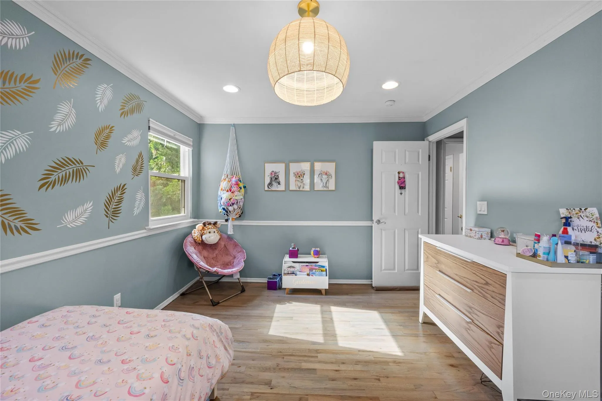 Nicely sized with double closet and ample storage Nicely sized with double closet and ample storage