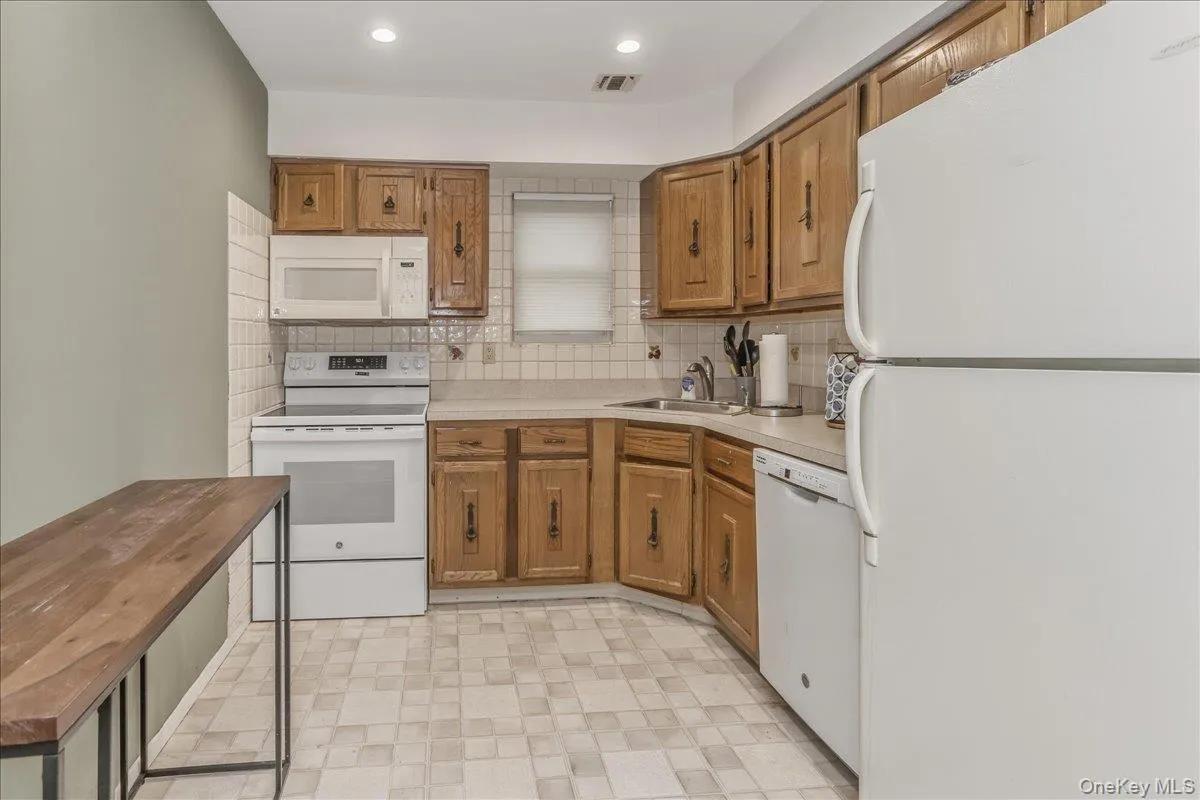 62 Cambridge Drive, Babylon, NY, 2 Bedrooms Bedrooms, 6 Rooms Rooms,2 BathroomsBathrooms,Residential,For Rent,Cambridge,0,1017579 62 Cambridge Drive, Babylon, NY, 2 Bedrooms Bedrooms, 6 Rooms Rooms,2 BathroomsBathrooms,Residential,For Rent,Cambridge,0,1017579