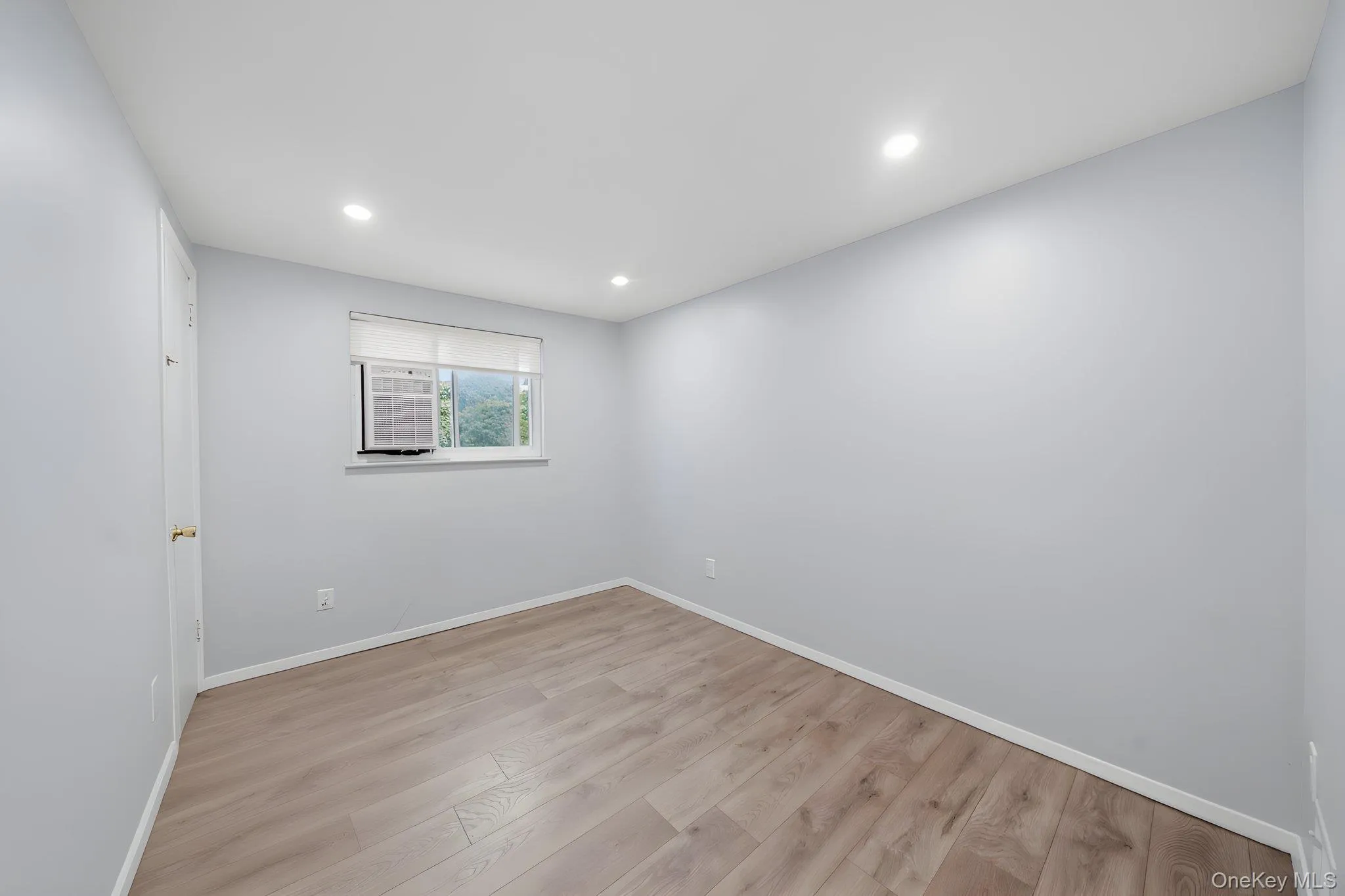 BR 2 - Laminate Flooring, Recessed Lighting BR 2 - Laminate Flooring, Recessed Lighting