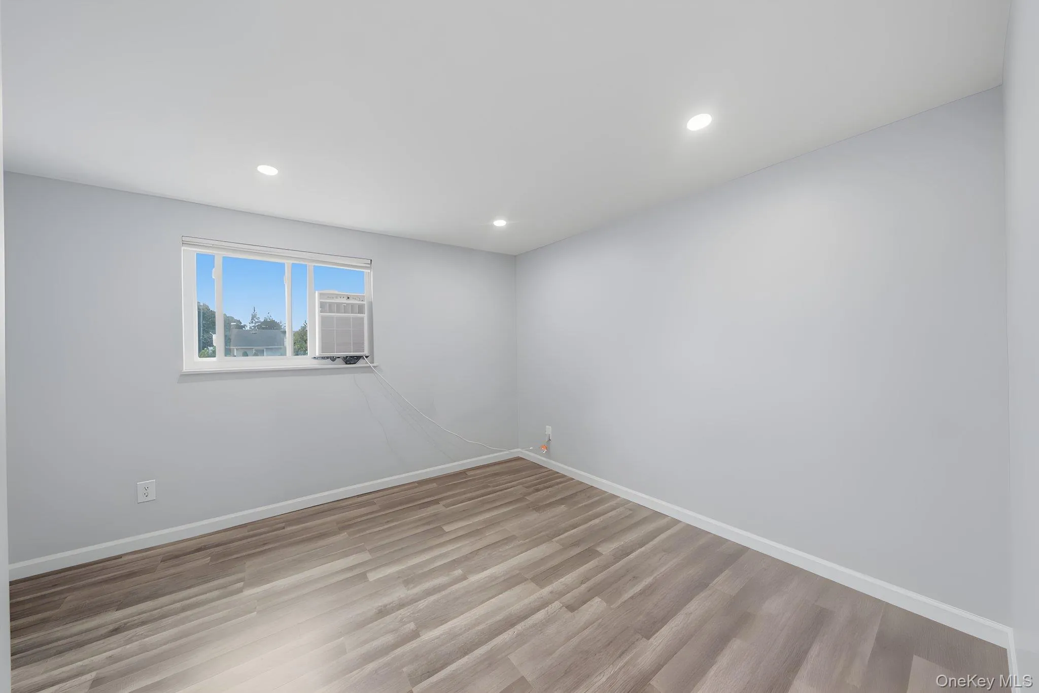 BR 1 - Laminate Flooring, Recessed Lighting BR 1 - Laminate Flooring, Recessed Lighting