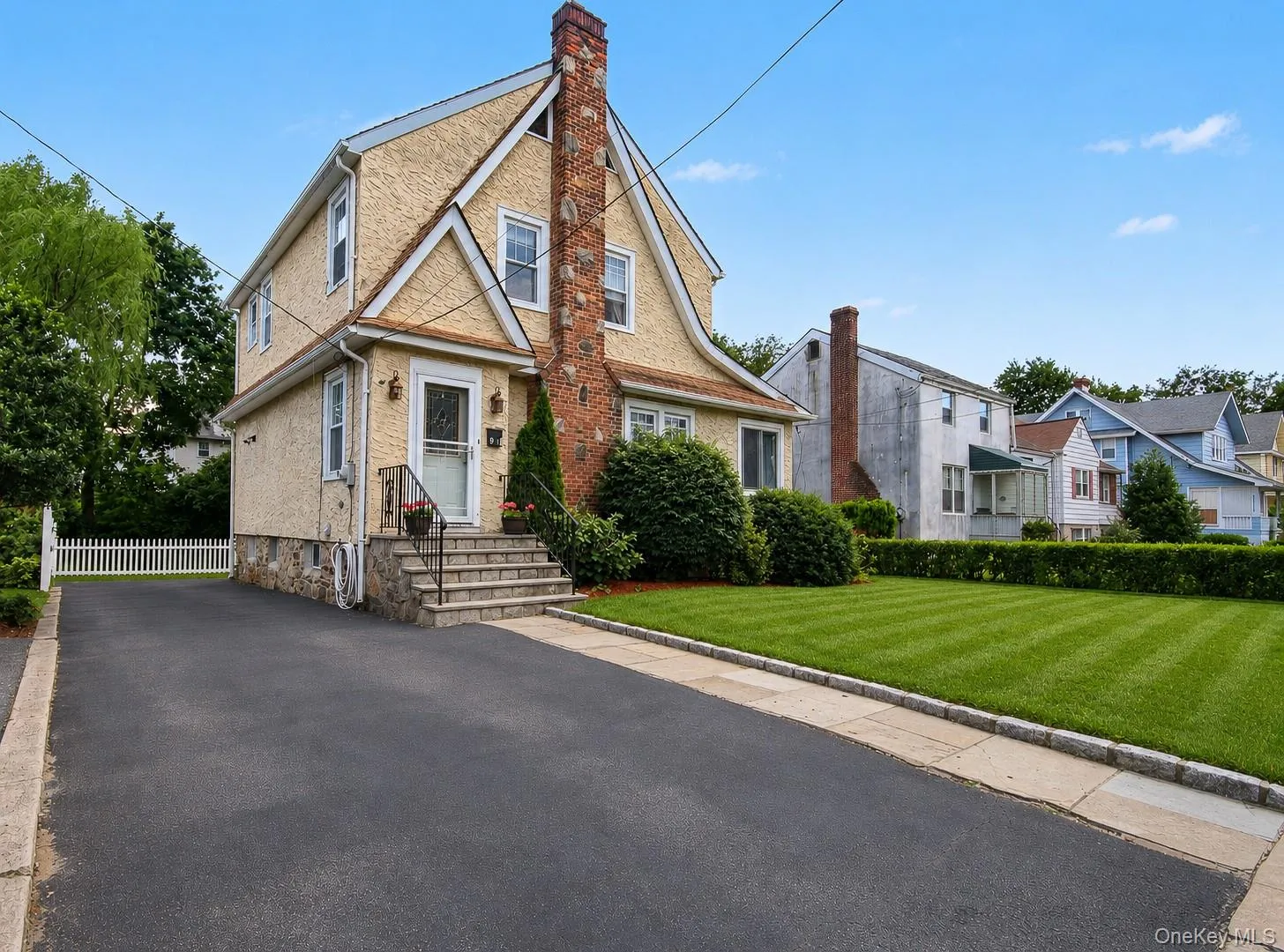 Extra-long/deep driveway can easily park 6 cars. Extra-long/deep driveway can easily park 6 cars.