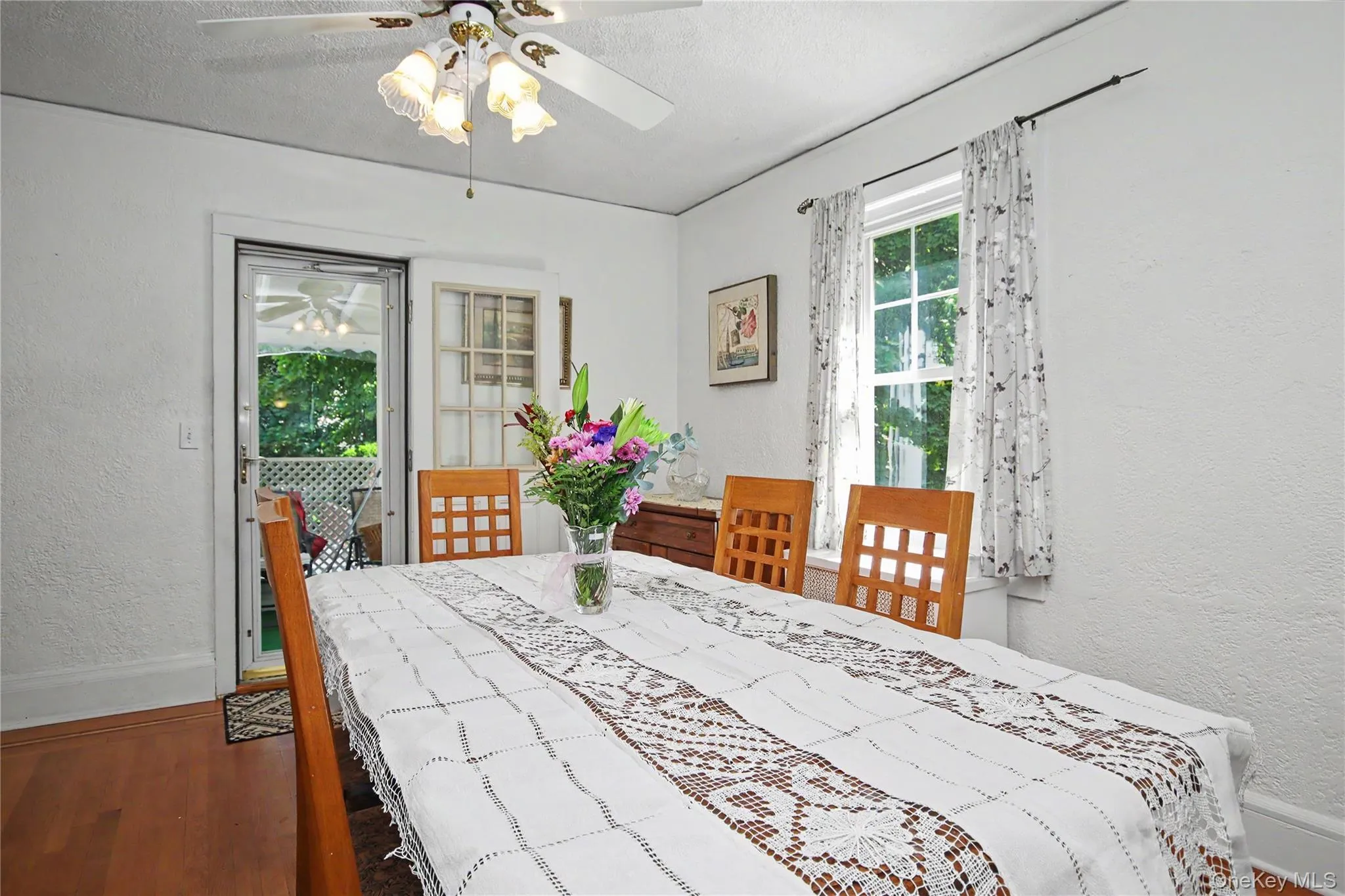Formal dining room with access to back screened-in patio. Formal dining room with access to back screened-in patio.