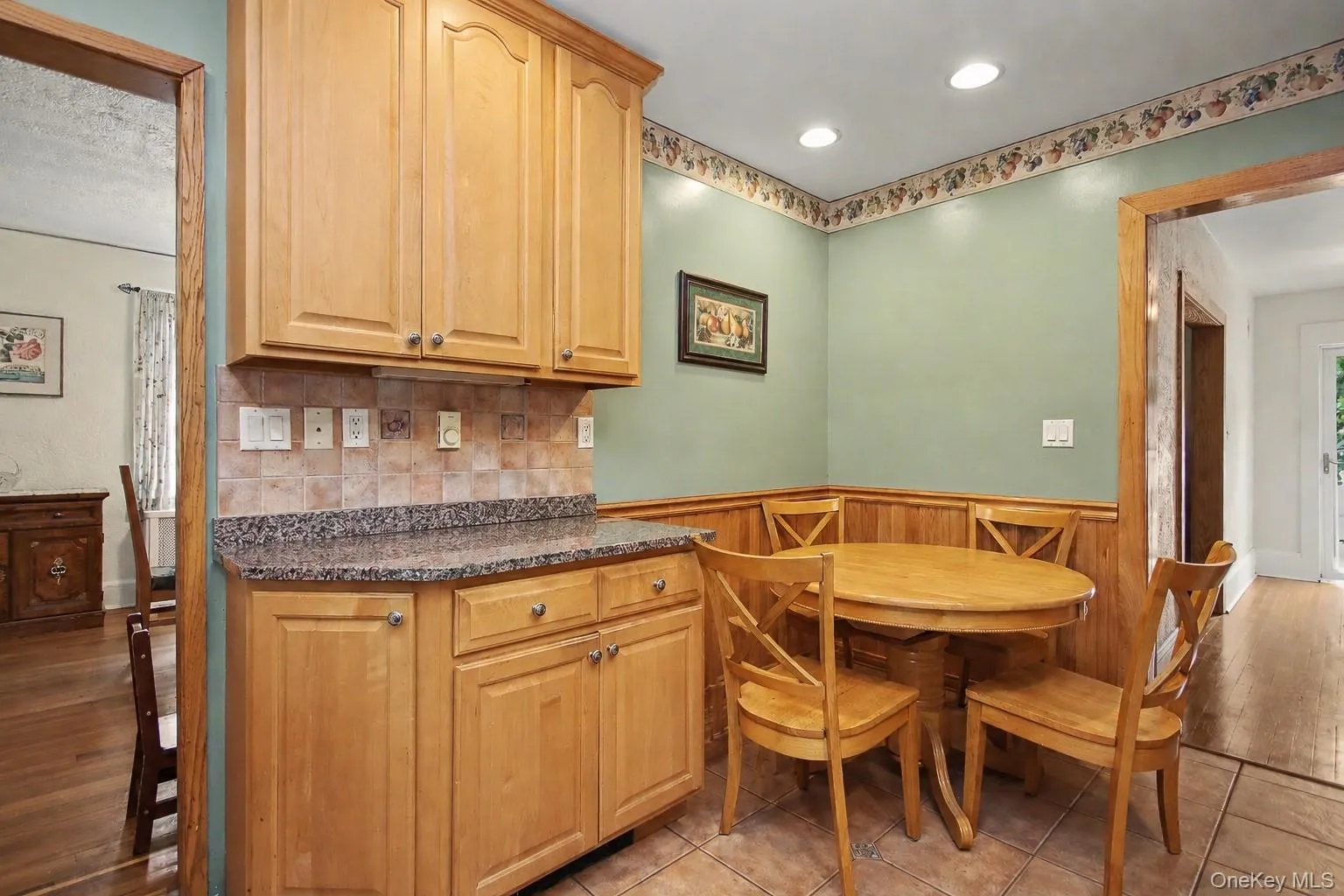 Eat in kitchen. Eat in kitchen.
