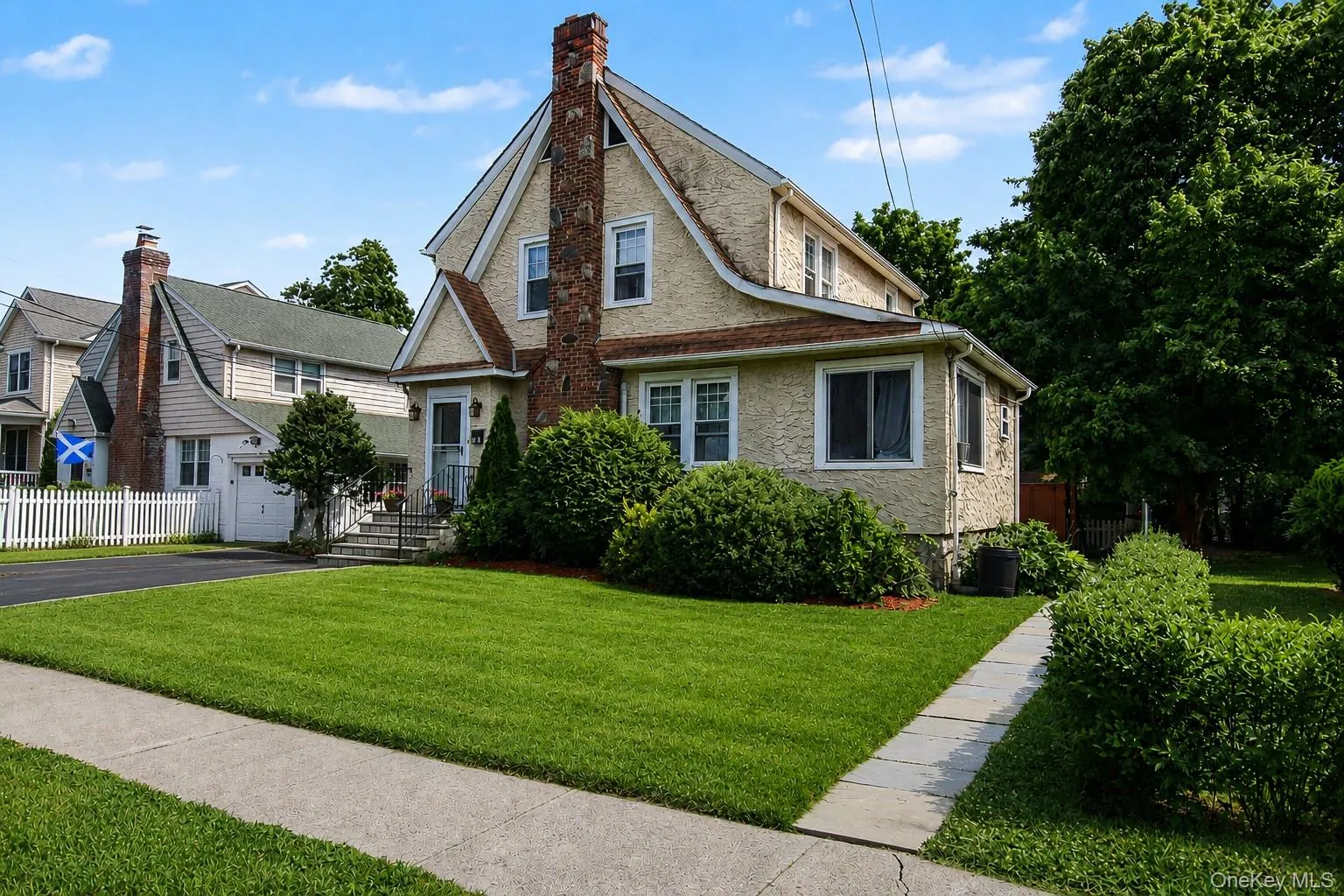 Welcome HOME to 31 Brookdale Avenue!Side walkway for easy access to versatile room/finished space including full bath. Welcome HOME to 31 Brookdale Avenue!Side walkway for easy access to versatile room/finished space including full bath.