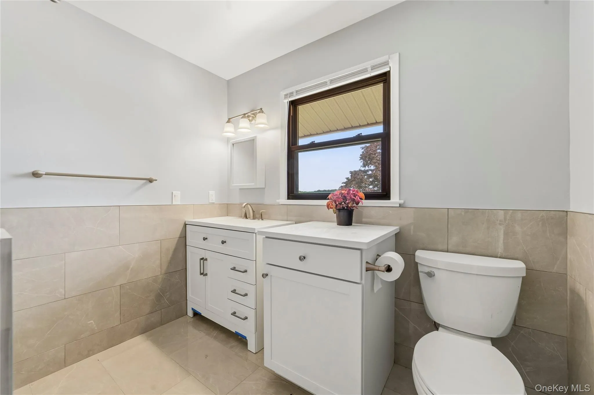 Very large bathroom vanite and extra vanity cabinet, with all new features and fixtures. Very large bathroom vanite and extra vanity cabinet, with all new features and fixtures.