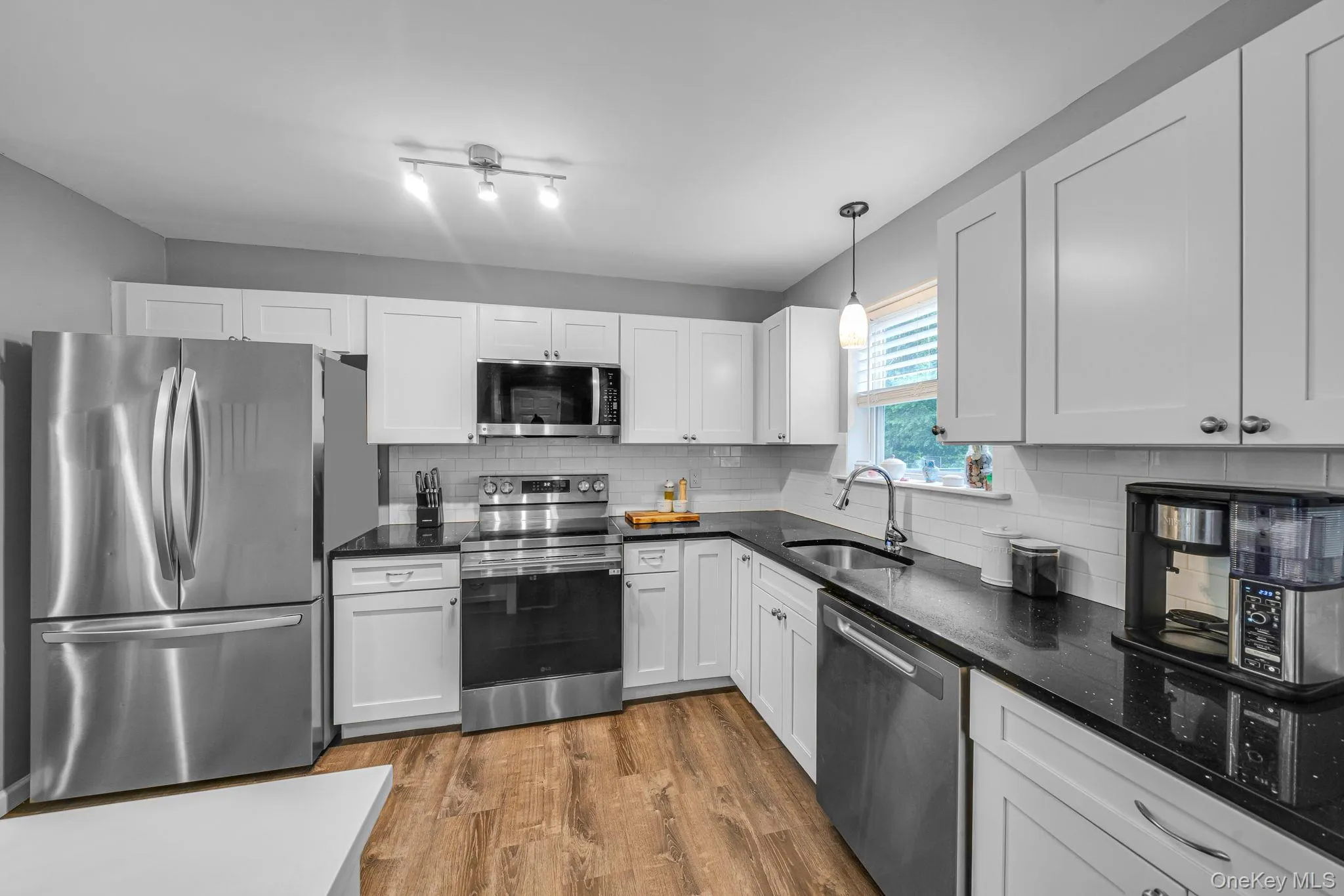 19 Golden Gate Drive, Brookhaven, NY, 3 Bedrooms Bedrooms, 6 Rooms Rooms,2 BathroomsBathrooms,Residential,For Rent,Golden Gate,0,1017655 19 Golden Gate Drive, Brookhaven, NY, 3 Bedrooms Bedrooms, 6 Rooms Rooms,2 BathroomsBathrooms,Residential,For Rent,Golden Gate,0,1017655