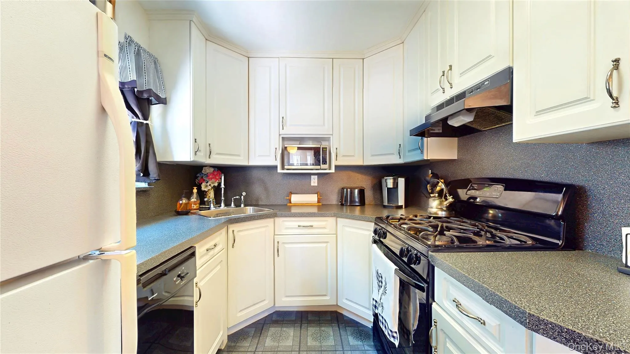 6224 78th Street, New York, NY, 2 Bedrooms Bedrooms, 5 Rooms Rooms,1 BathroomBathrooms,Residential,For Rent,78th,0,1017668 6224 78th Street, New York, NY, 2 Bedrooms Bedrooms, 5 Rooms Rooms,1 BathroomBathrooms,Residential,For Rent,78th,0,1017668