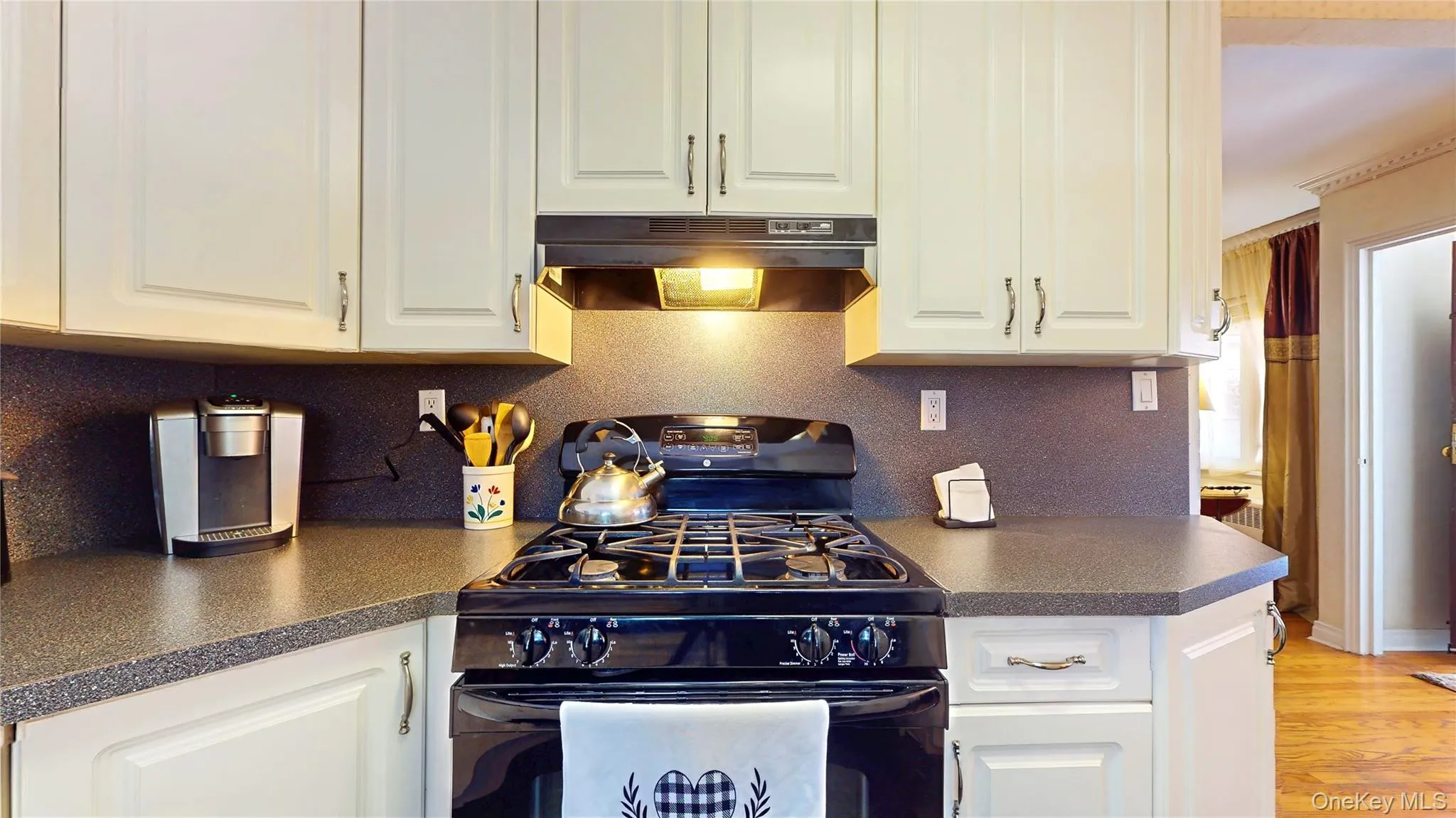 6224 78th Street, New York, NY, 2 Bedrooms Bedrooms, 5 Rooms Rooms,1 BathroomBathrooms,Residential,For Rent,78th,0,1017668 6224 78th Street, New York, NY, 2 Bedrooms Bedrooms, 5 Rooms Rooms,1 BathroomBathrooms,Residential,For Rent,78th,0,1017668