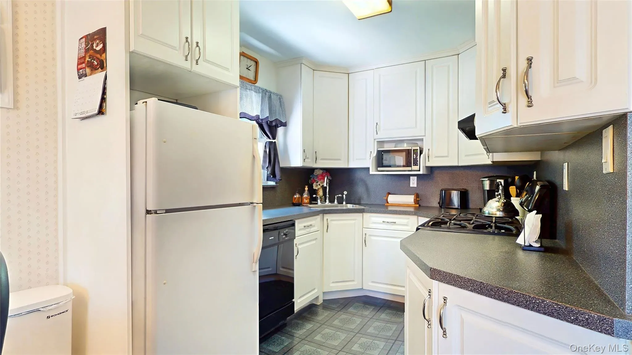 6224 78th Street, New York, NY, 2 Bedrooms Bedrooms, 5 Rooms Rooms,1 BathroomBathrooms,Residential,For Rent,78th,0,1017668 6224 78th Street, New York, NY, 2 Bedrooms Bedrooms, 5 Rooms Rooms,1 BathroomBathrooms,Residential,For Rent,78th,0,1017668