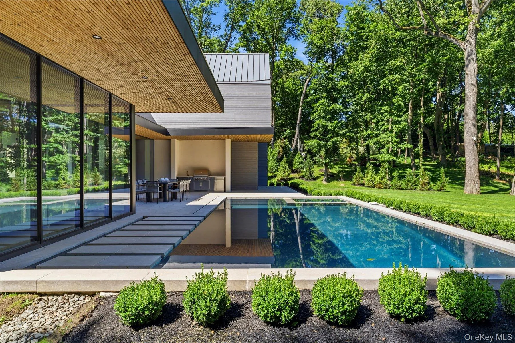 Resort style swimming pool with spa Resort style swimming pool with spa