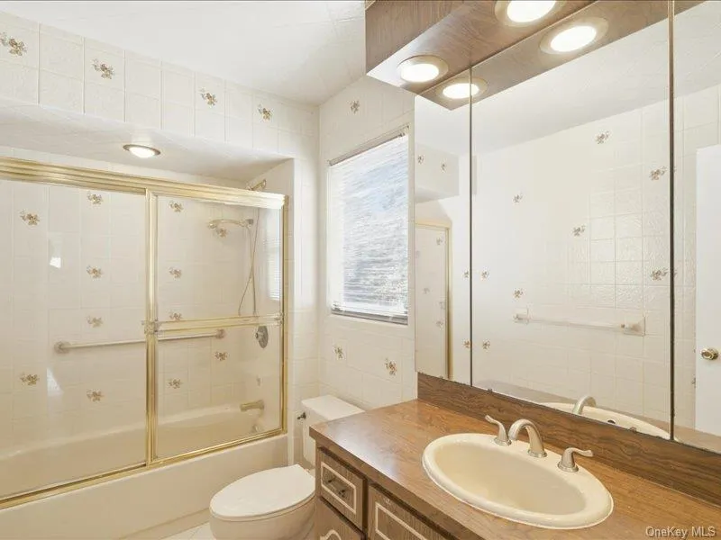Upstairs Bathroom Upstairs Bathroom
