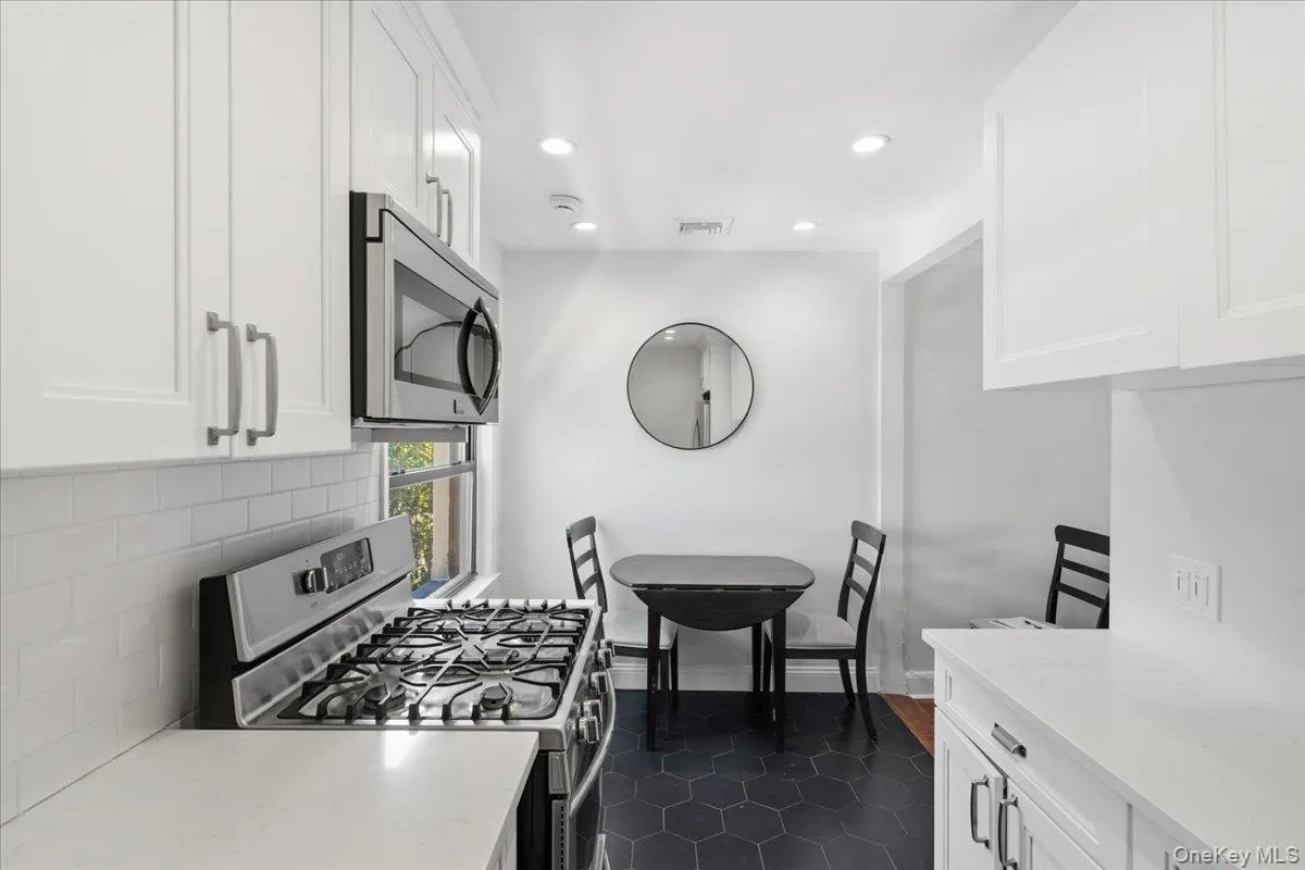 Eat-in kitchen Eat-in kitchen