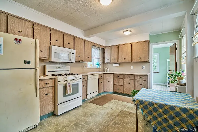 161 Van Buren Street, Babylon, NY, 4 Bedrooms Bedrooms, 7 Rooms Rooms,1 BathroomBathrooms,Residential,For Rent,Van Buren,0,1017723 161 Van Buren Street, Babylon, NY, 4 Bedrooms Bedrooms, 7 Rooms Rooms,1 BathroomBathrooms,Residential,For Rent,Van Buren,0,1017723
