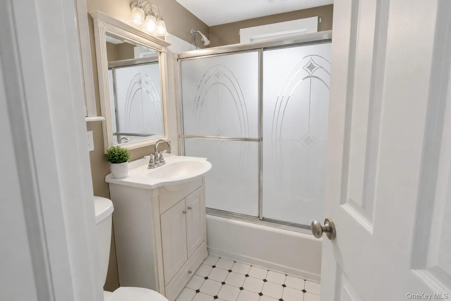 shower/tub with tiled floor shower/tub with tiled floor