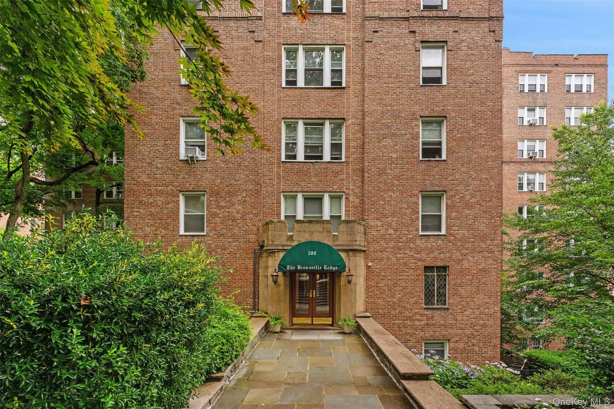 280 Bronxville Road an excellent location and is in easy walking distance to the Bronxville Metro North Train Station, Village shopping, restaurants, fitness and In-Season Famers' Market. 280 Bronxville Road an excellent location and is in easy walking distance to the Bronxville Metro North Train Station, Village shopping, restaurants, fitness and In-Season Famers' Market.